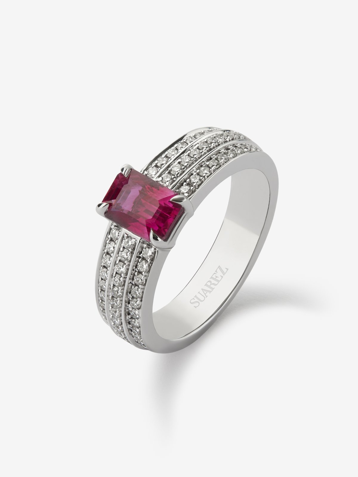18K white gold ring with octagonal-cut pigeon blood ruby ​​of 1.28 cts and 68 brilliant-cut diamonds with a total of 0.39 cts