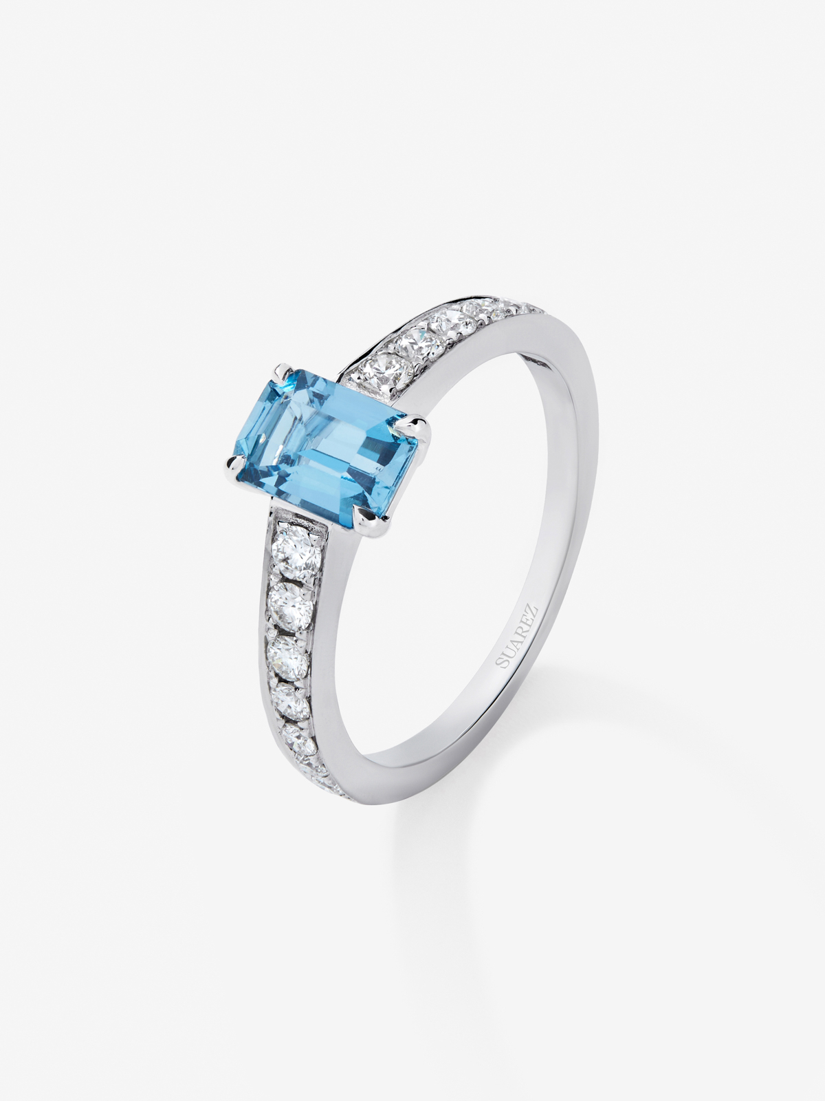 Anillo solitario de oro blanco de 18K con topacio y diamante
