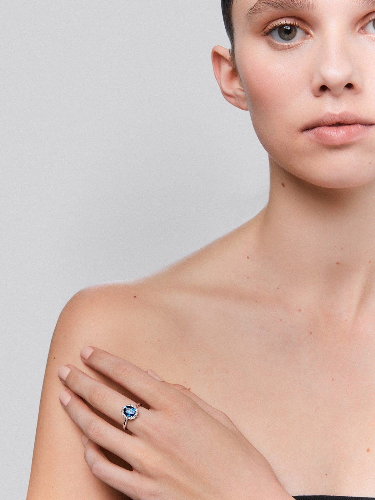 Anillo solitario de oro blanco de 18K con zafiro y diamante