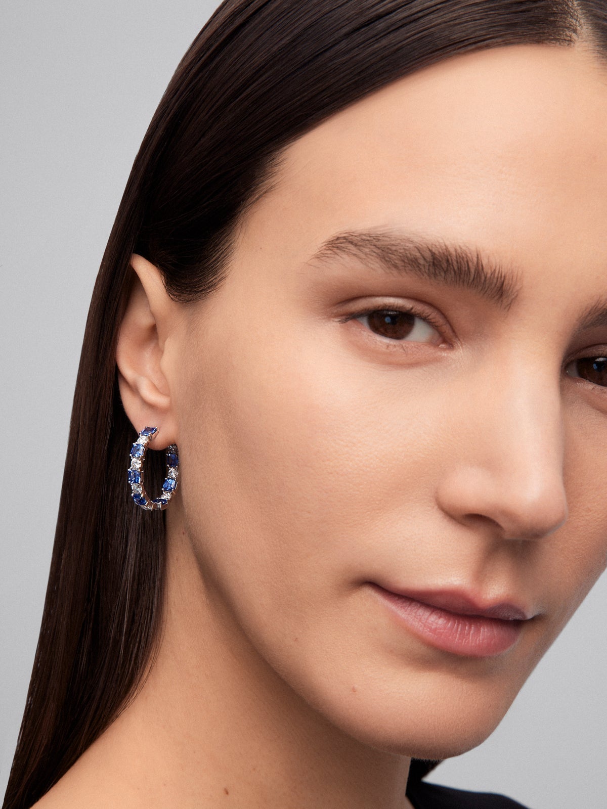 18K white gold earrings with 16 octagonal-cut blue sapphires with a total of 5.71 cts and 14 brilliant-cut diamonds with a total of 2.4 cts