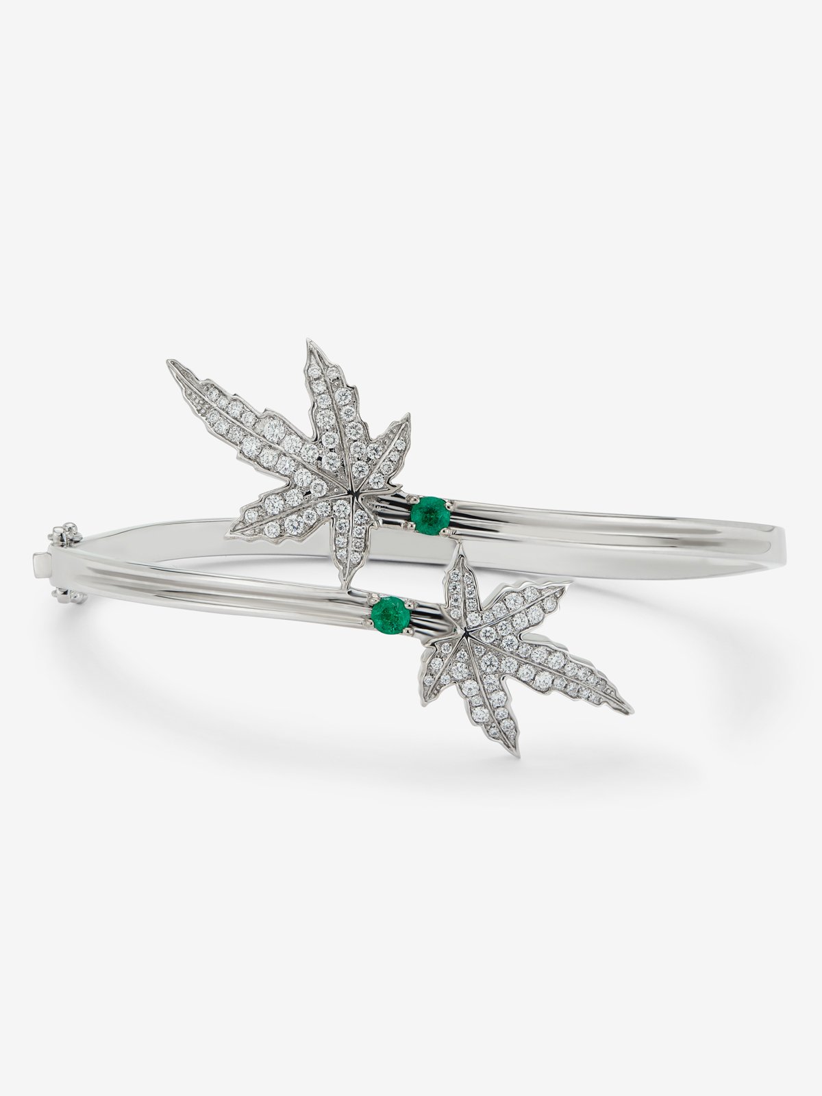 Pulsera de oro blanco de 18K con diamante central en talla brillante de 0,14 cts, pavé de diamantes y forma de hoja de arce