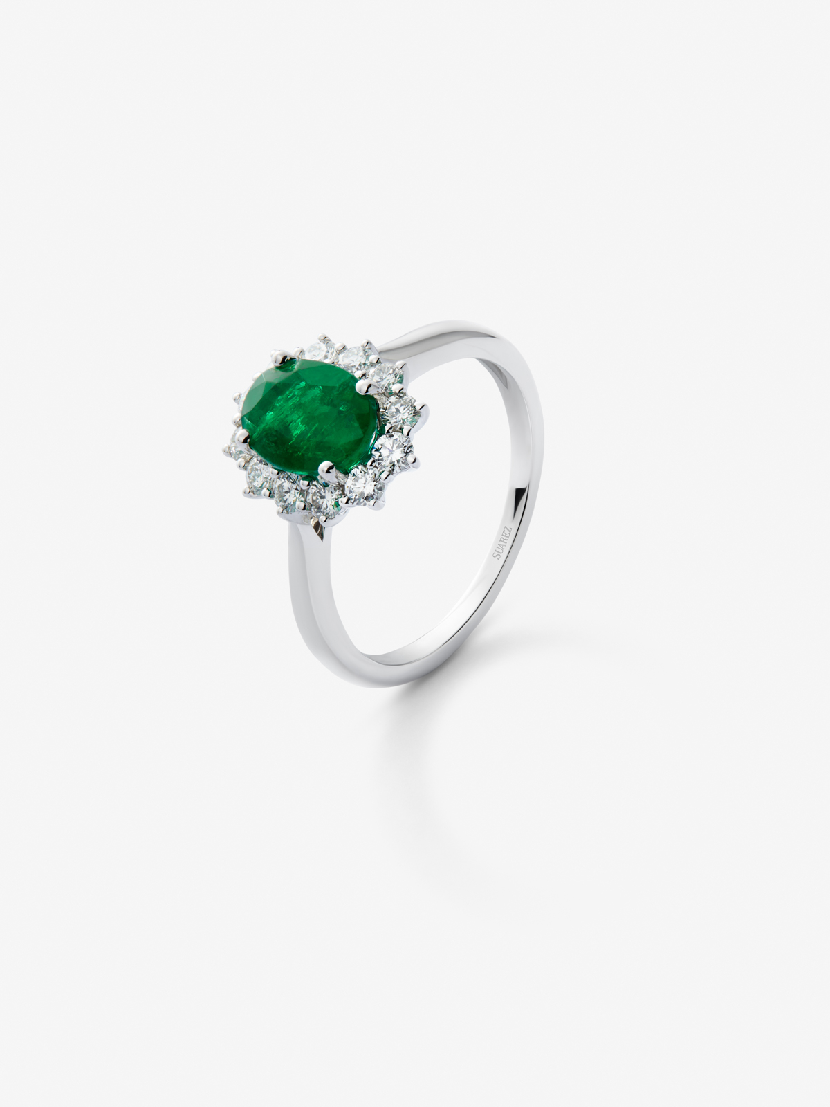 Anillo de oro blanco de 18K con esmeralda verde en talla oval de 0,77 cts y diamantes en talla brillante de 0,24 cts