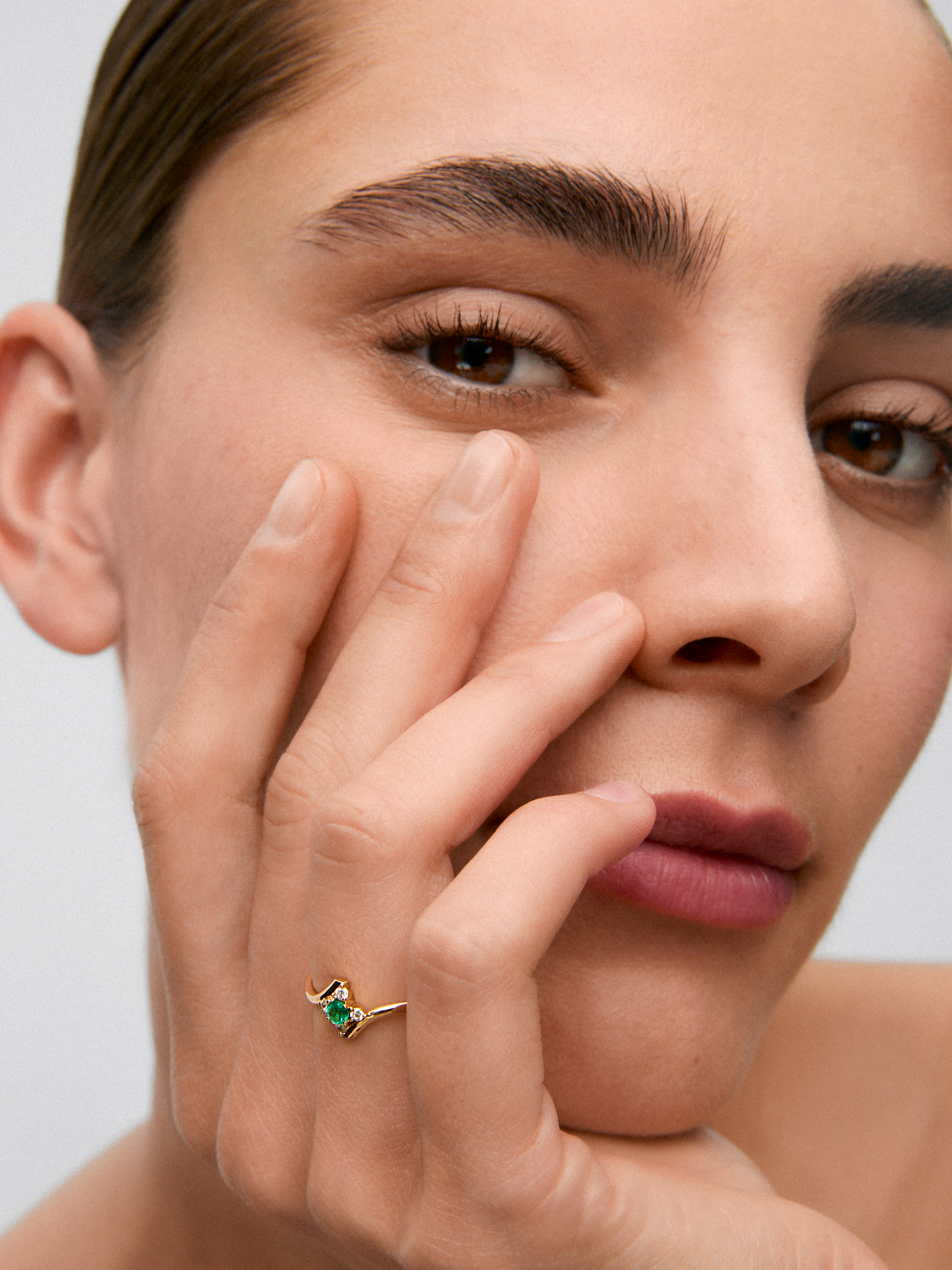 18K yellow gold ring with brilliant-cut green emerald of 0.088 cts and 4 brilliant-cut diamonds with a total of 0.08 cts