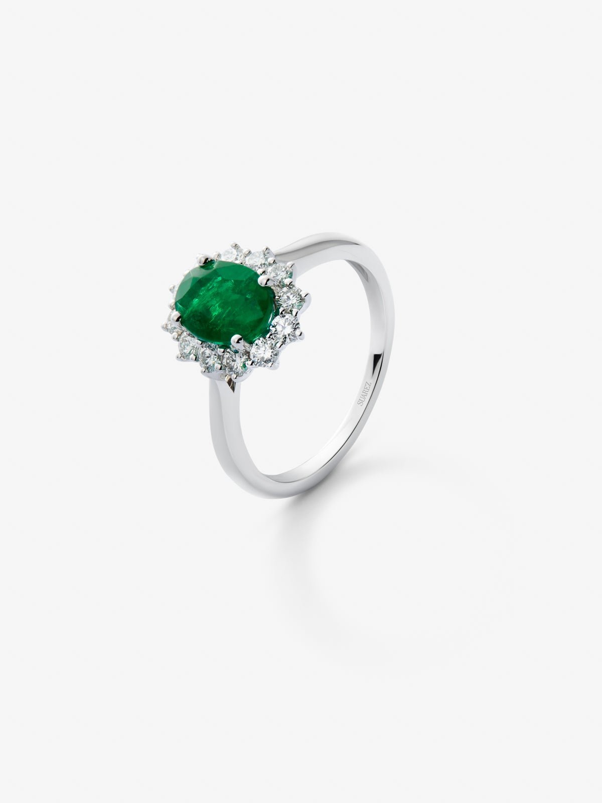 Anillo de oro blanco de 18K con esmeralda en talla oval de 0,77 cts y 12 diamantes en talla brillante con un total de 0,24 cts