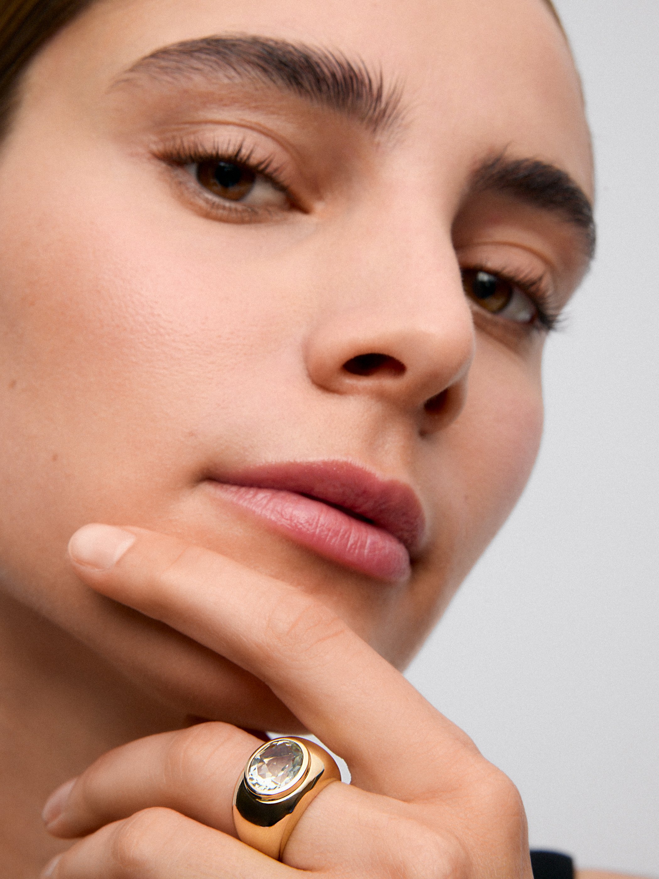 18K yellow gold ring with oval-cut green amethyst