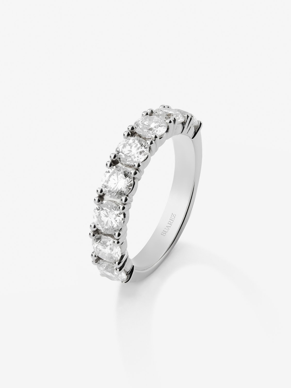 Media alianza de oro blanco de 18K con 8 diamantes en talla brillante con un total de 2,05 cts