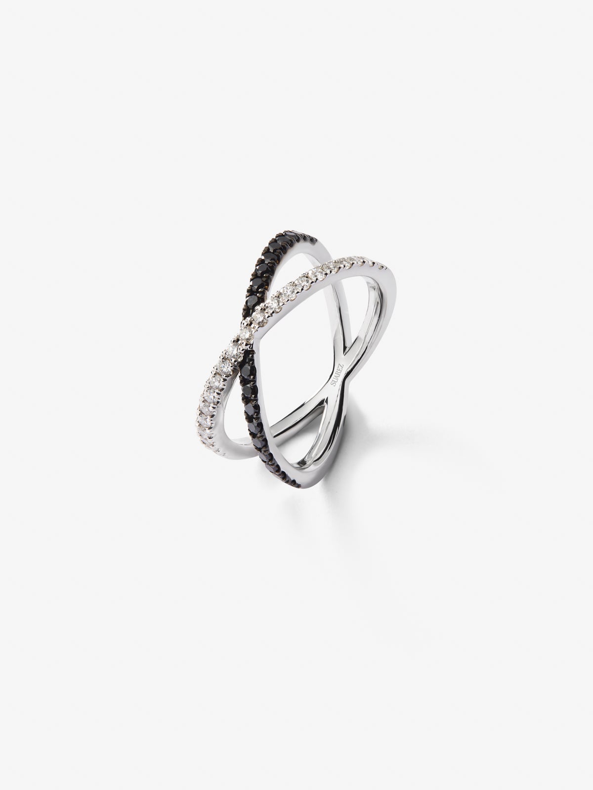 Anillo cruzado de oro blanco de 18K con 21 diamantes en talla brillante con un total de 0,25 cts y 18 diamantes negros en talla brillante con un total de 0,24 cts