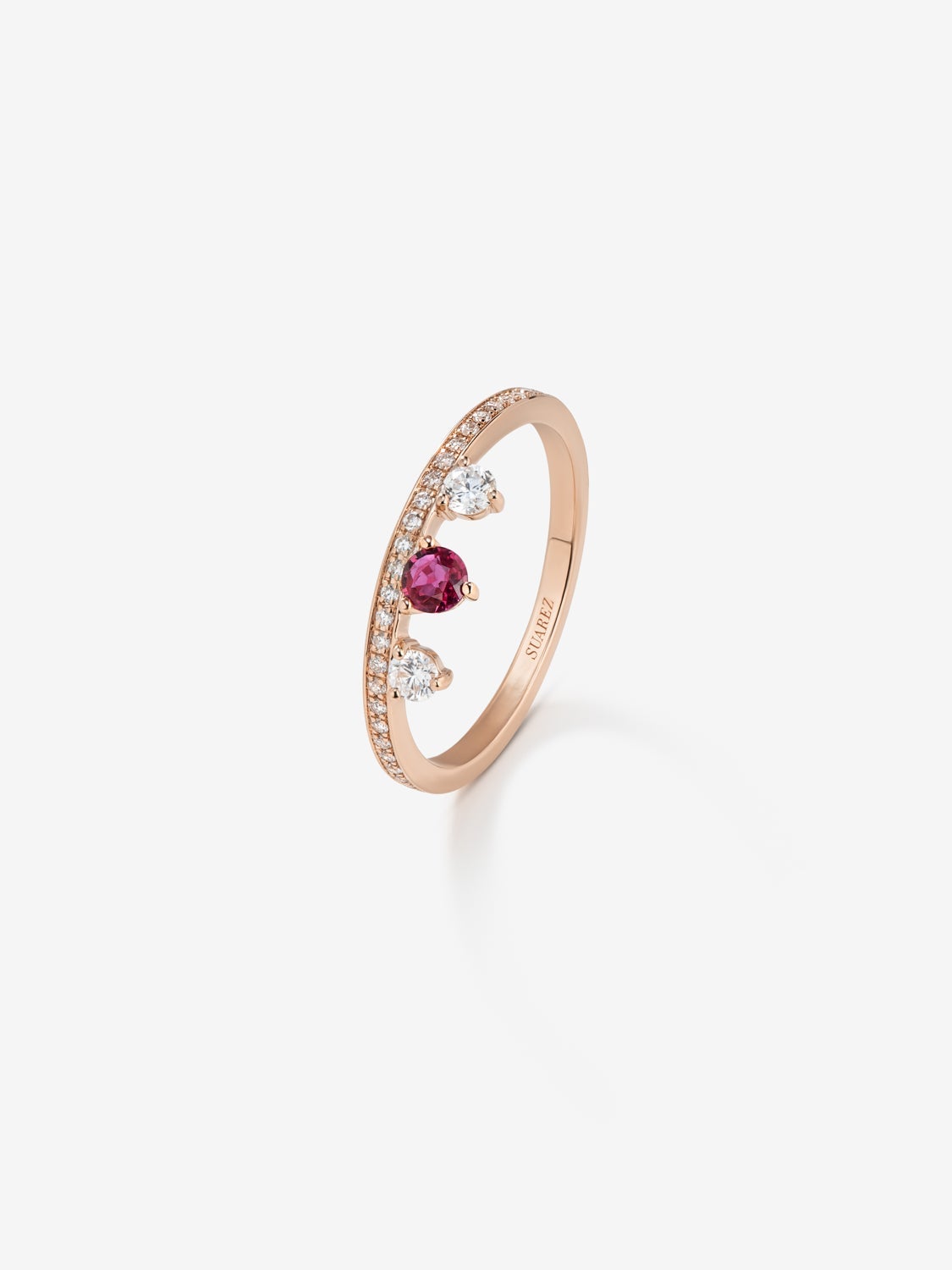 Anillo de oro rosa de 18K con rubí y diamantes