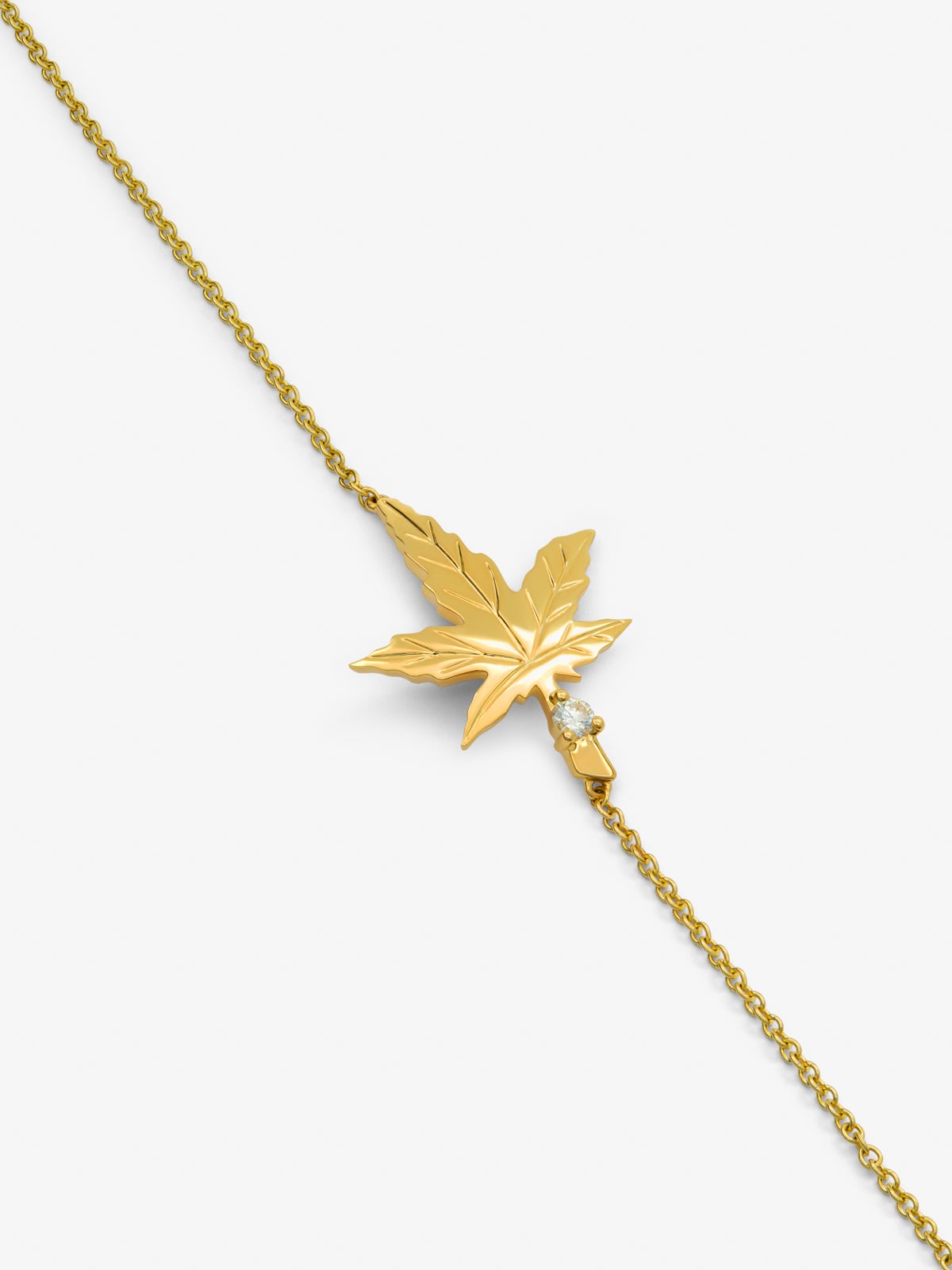 Pulsera de oro amarillo de 18K con un diamante en talla brillante de 0,08 cts y forma de hoja de arce
