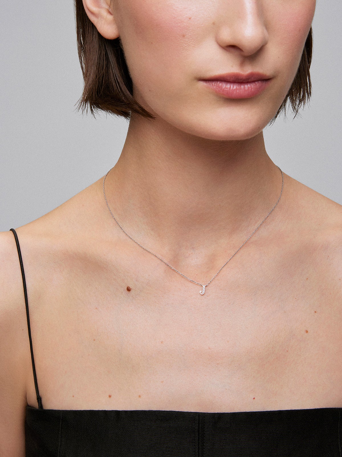 Colgante cadena con inicial pequeña de oro blanco de 18K y diamantes