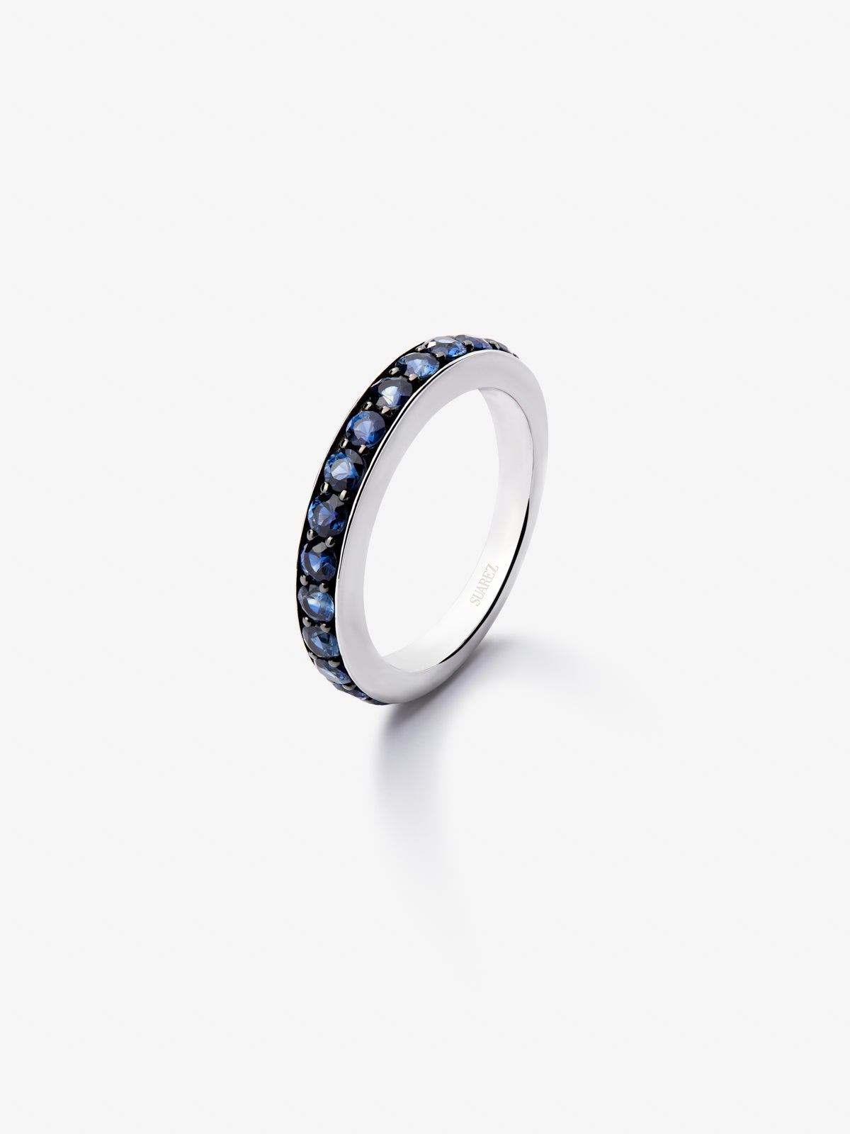 Media alianza de plata 925 con 15 zafiros azules en talla brillante con un total de 1,26 cts