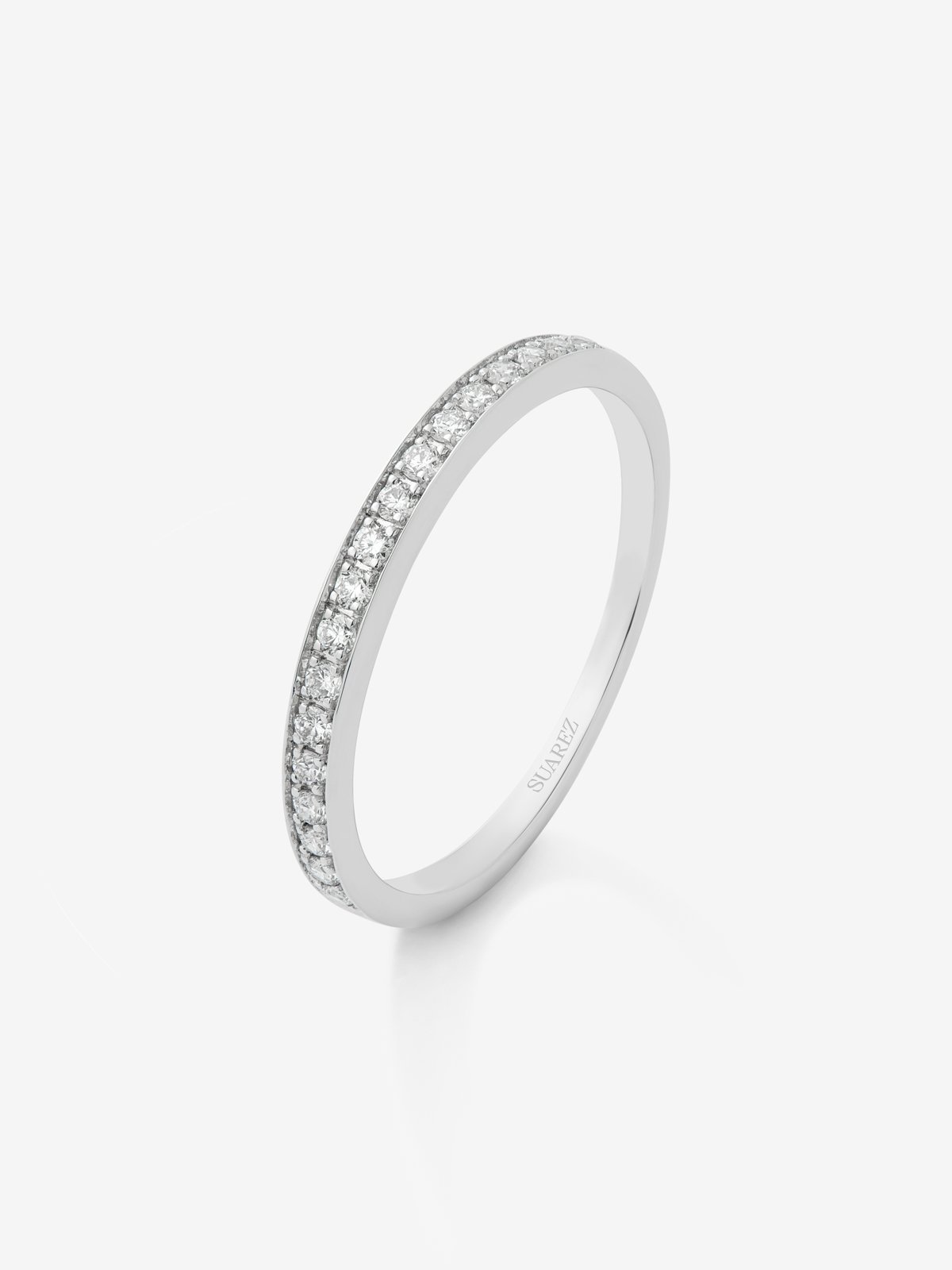 Media alianza de oro blanco de 18K con 18 diamantes en talla brillante con un total de 0,18 cts