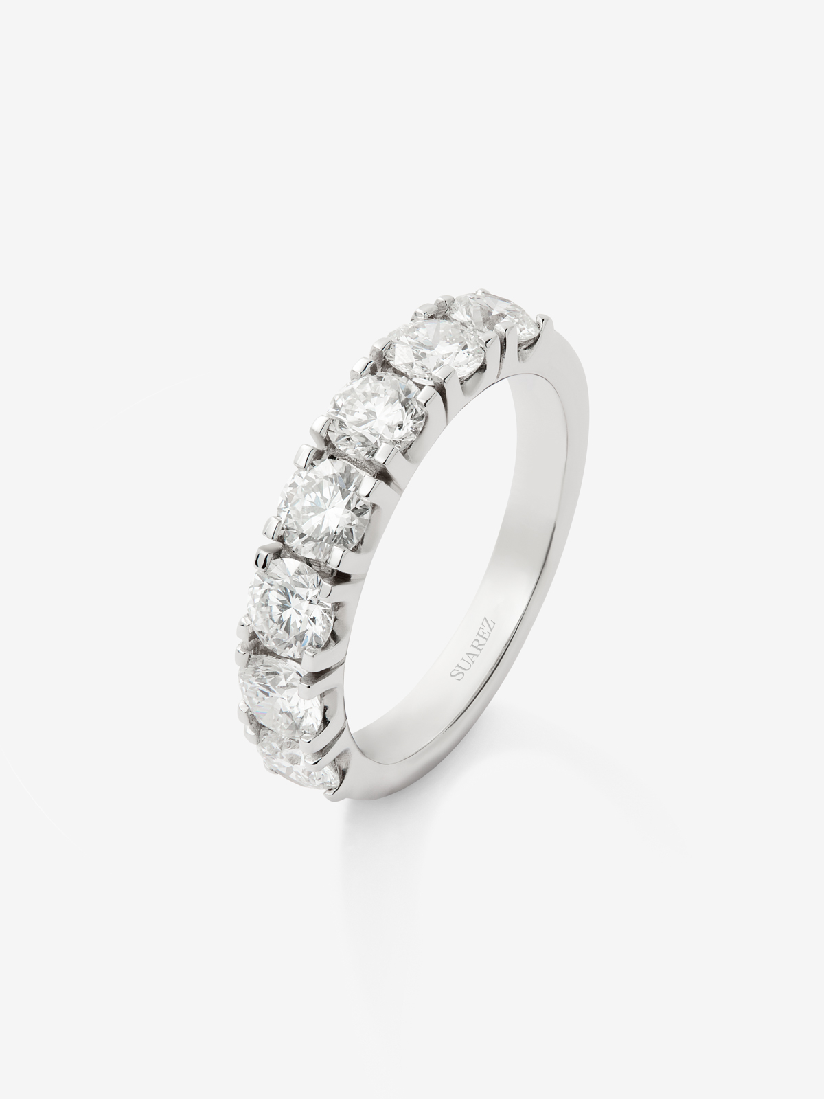 Media alianza de oro blanco de 18K con 7 diamantes en talla brillante con un total de 1,77 cts