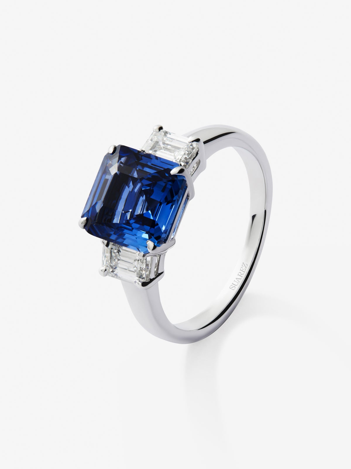 18K white gold triple ring with emerald-cut blue sapphire of 4.07 cts and 2 emerald-cut emeralds with a total of 0.81 cts