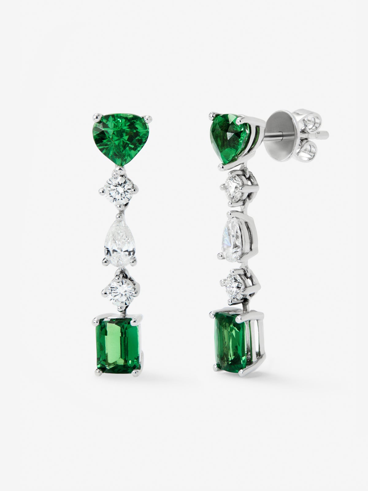 18K white gold earrings with 4 pear-cut and emerald-cut green tsavorites with a total of 8.68 cts and 6 pear-cut and brilliant-cut diamonds with a total of 0.98