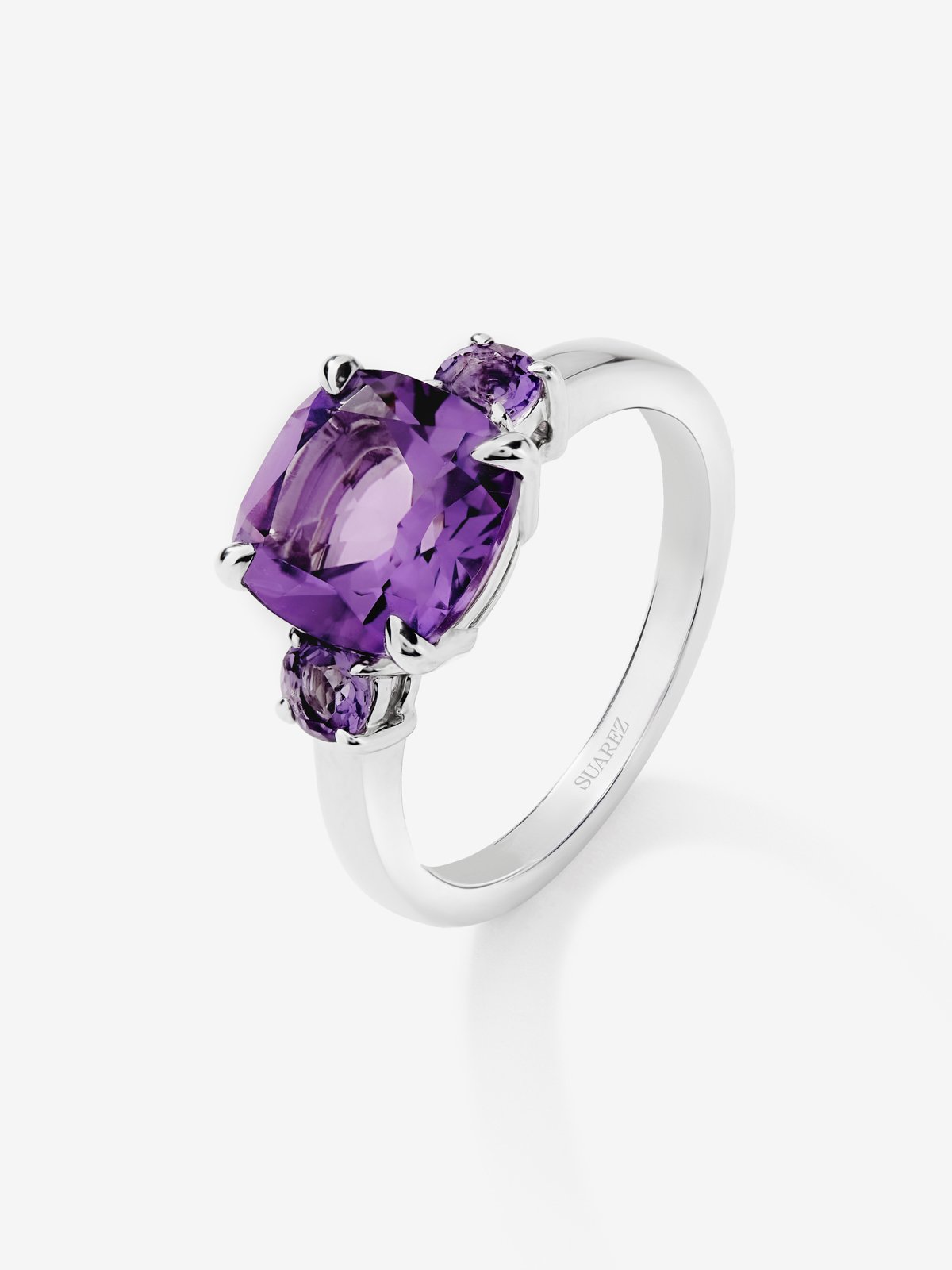Anillo tresillo de plata 925 con una amatista morada en talla cushion y 2 amatistas moradas en talla brillante