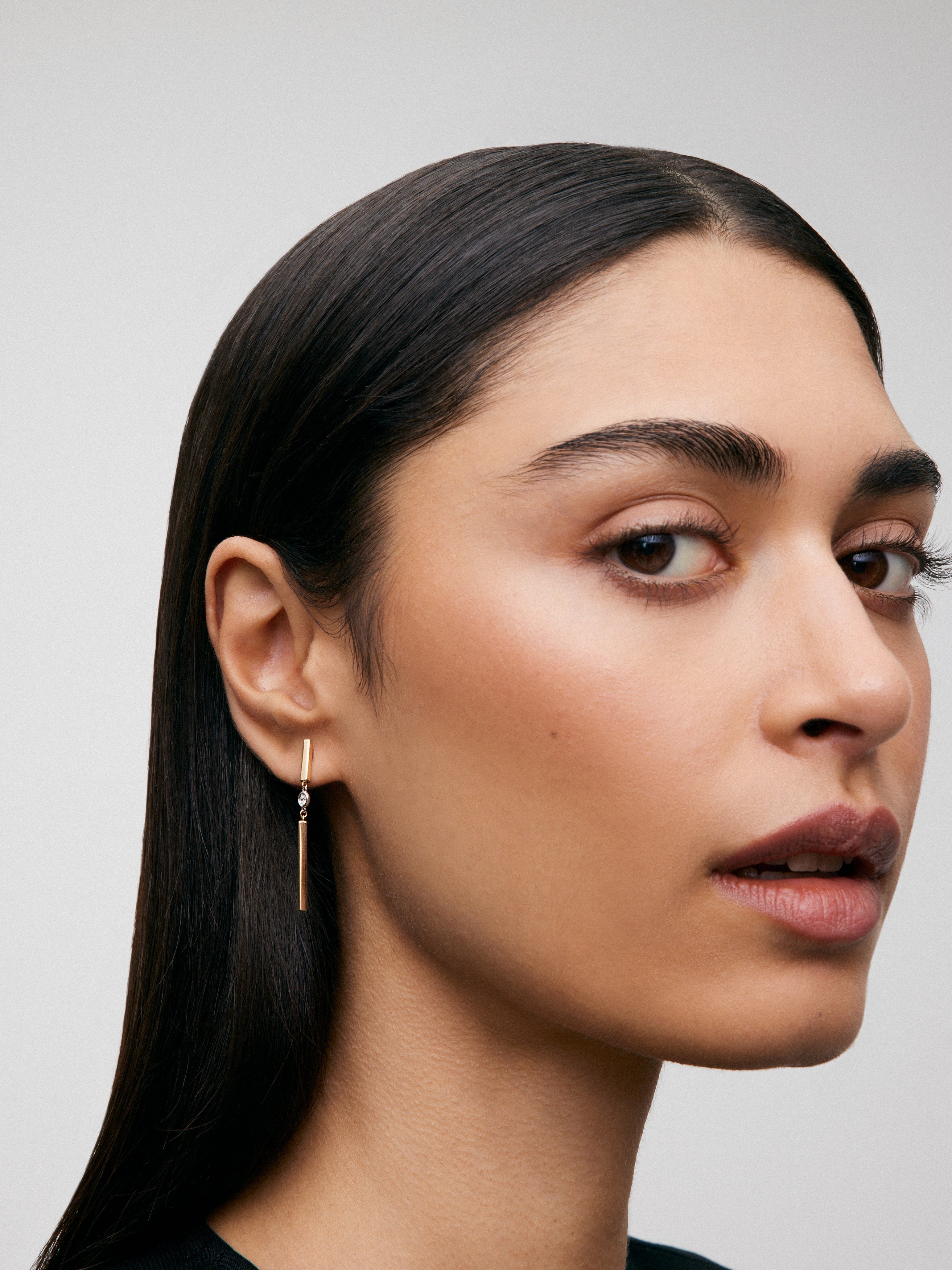 Pendientes de oro amarillo de 18K con diamantes en talla brillante de 0,07 cts
