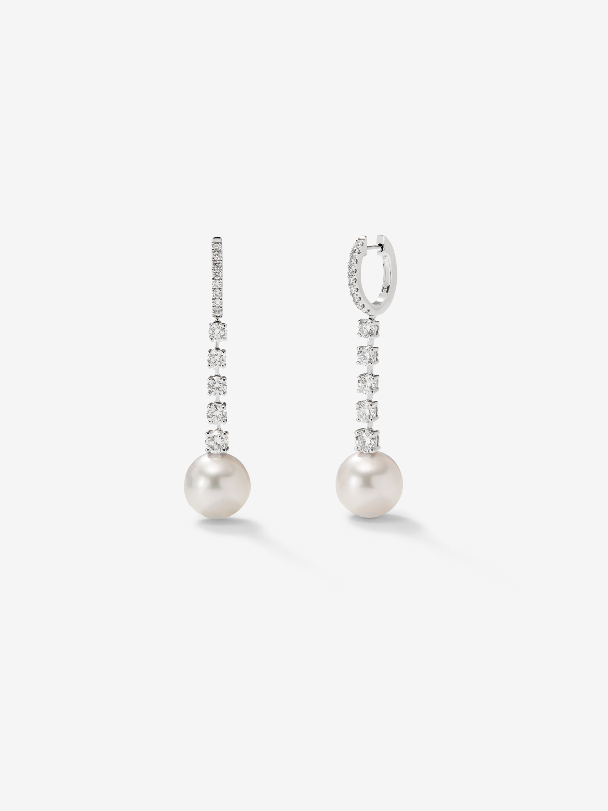 18K white gold earrings with white 0.4 cts and 10.5 mm Australian pearls bright diamonds