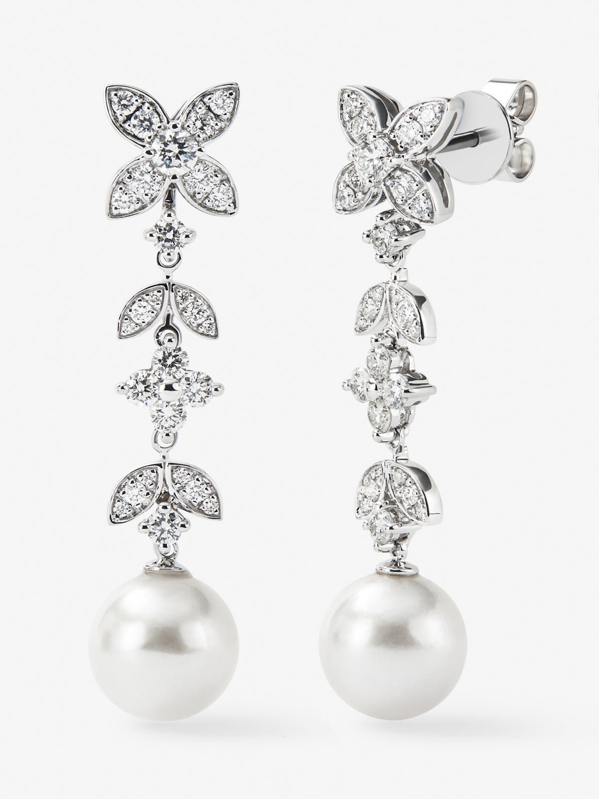 Pendientes de oro blanco de 18K con 62 diamantes en talla brillante con un total de 0,99 cts y 2 perlas akoya de 8,5 mm