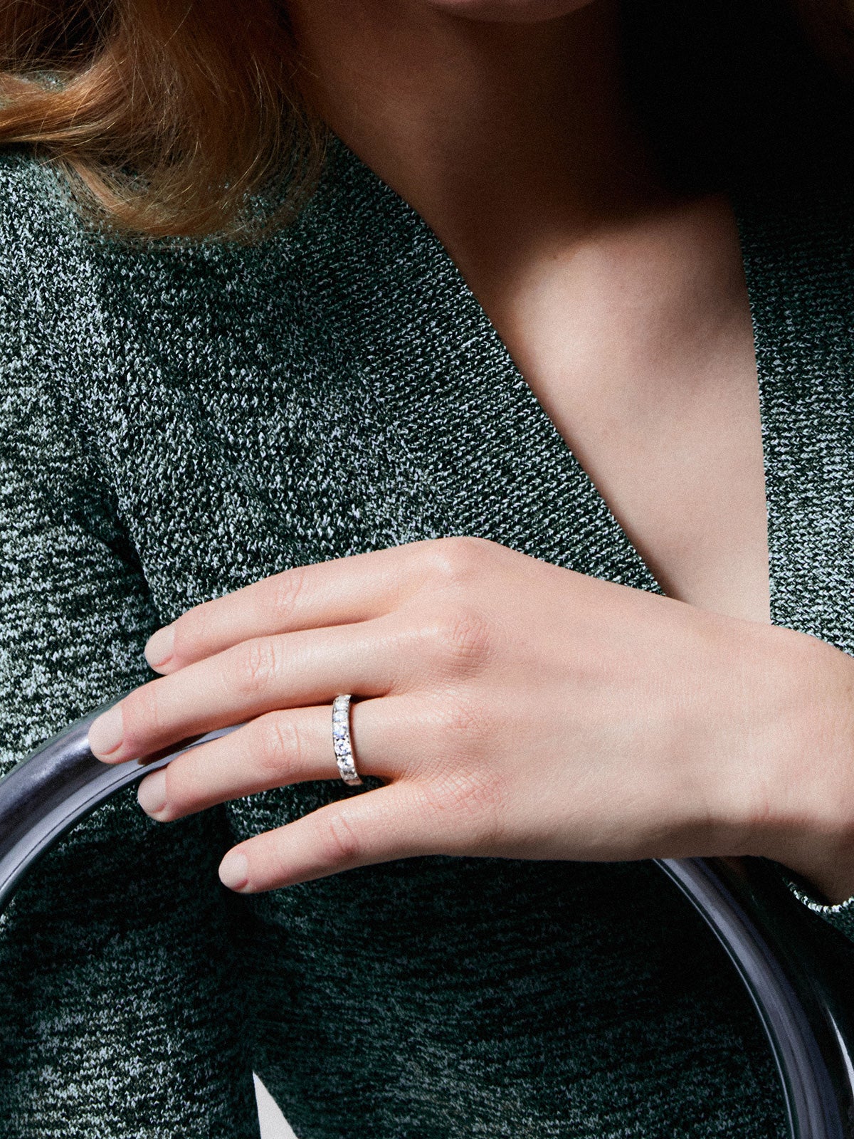 Anillo alianza de compromiso de oro blanco de 18K con diamantes