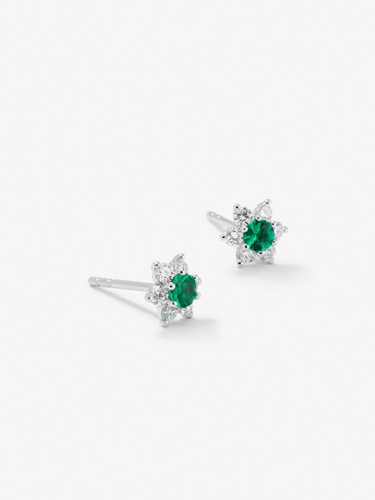 Pendientes de oro blanco de 18K con 2 esmeraldas en talla brillante con un total de 0,18 cts y 12 diamantes en talla brillante con un total de 0,34 cts