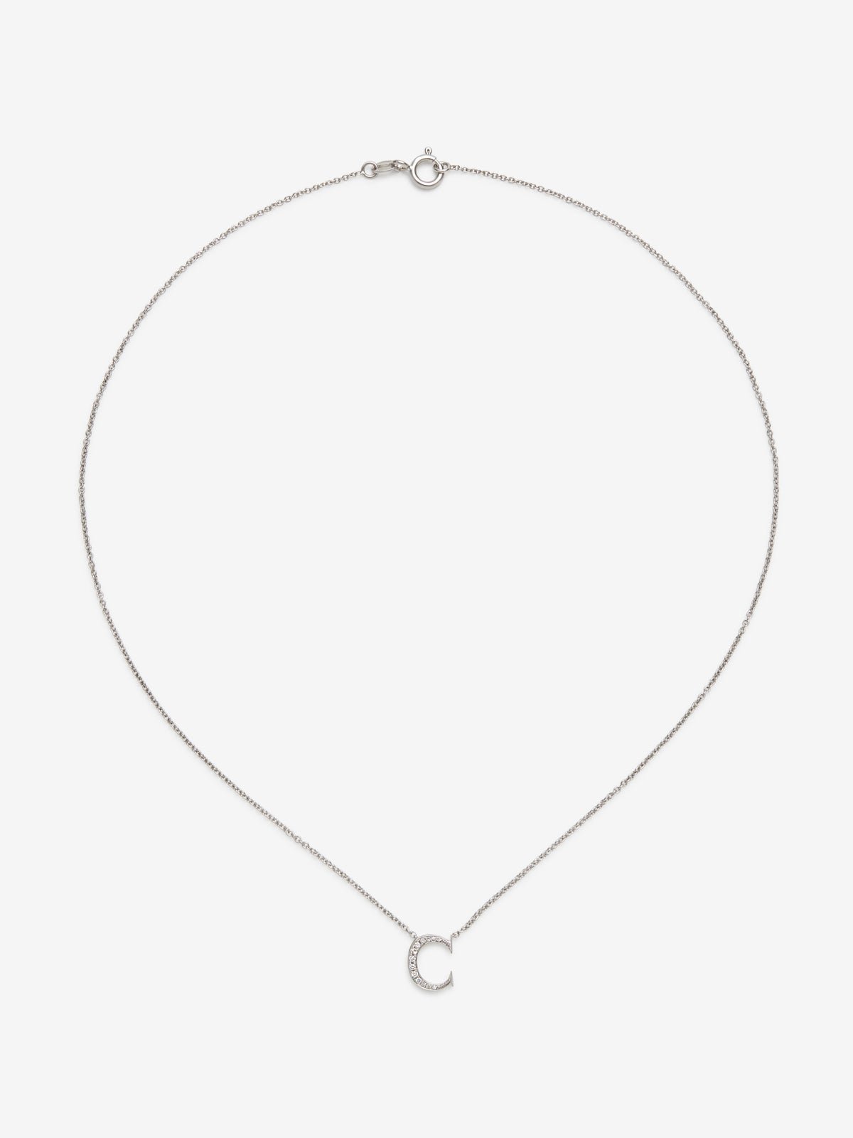 Colgante de oro blanco de 18K con letra C en pavé de 7 diamantes en talla brillante con un total de 0,05 cts