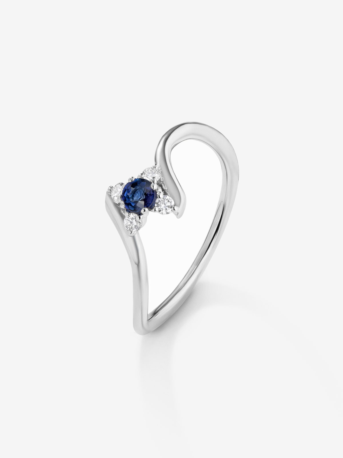 Anillo de oro blanco de 18K con zafiro y diamantes