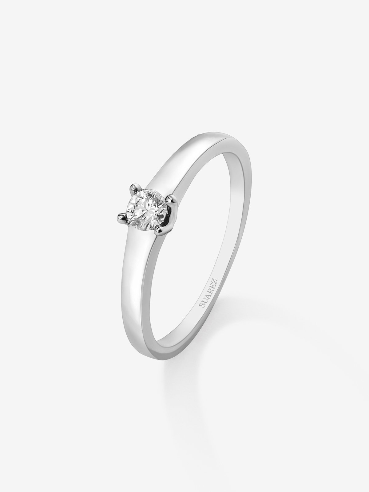 Anillo solitario de oro blanco de 18K con diamante en talla brillante de 0,15 cts