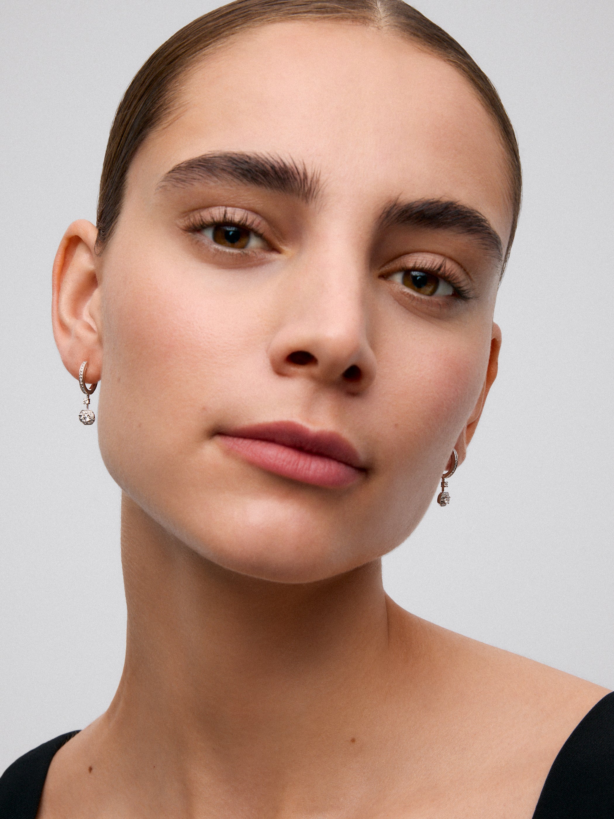 18K white gold earrings with 52 brilliant-cut diamonds with a total of 0.45 cts