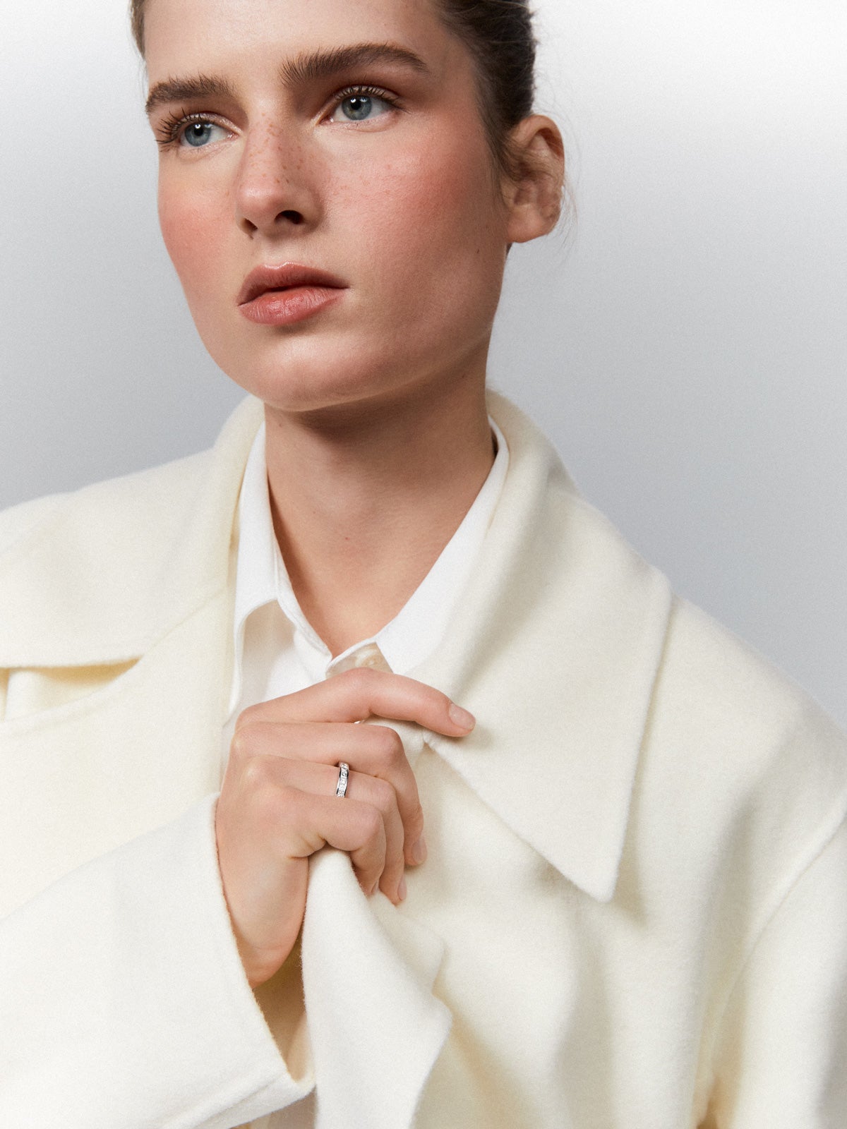 Anillo alianza media de compromiso de oro blanco de 18K con diamantes en talla princesa en carril