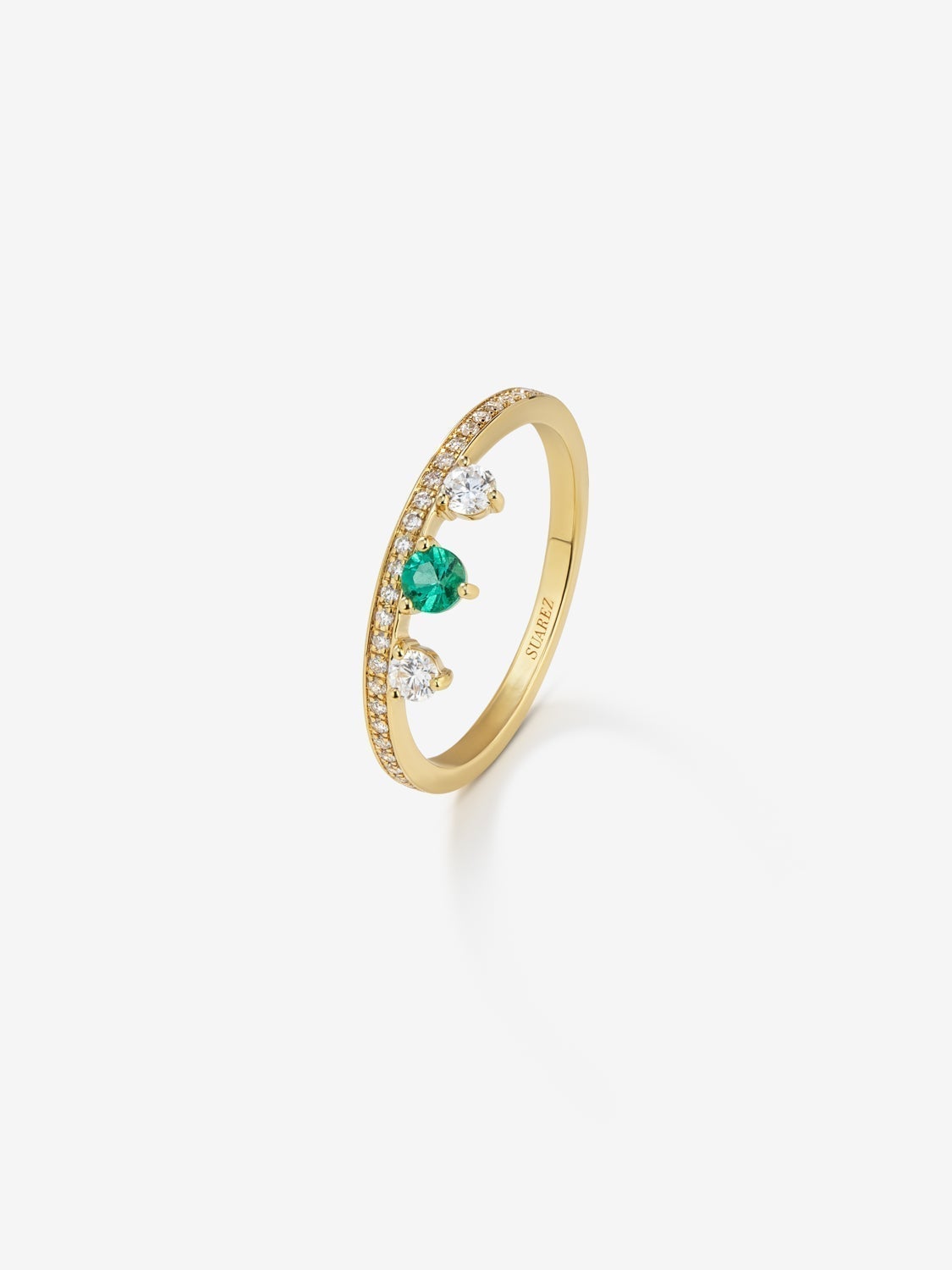 Anillo de oro amarillo de 18K con esmeralda y diamantes
