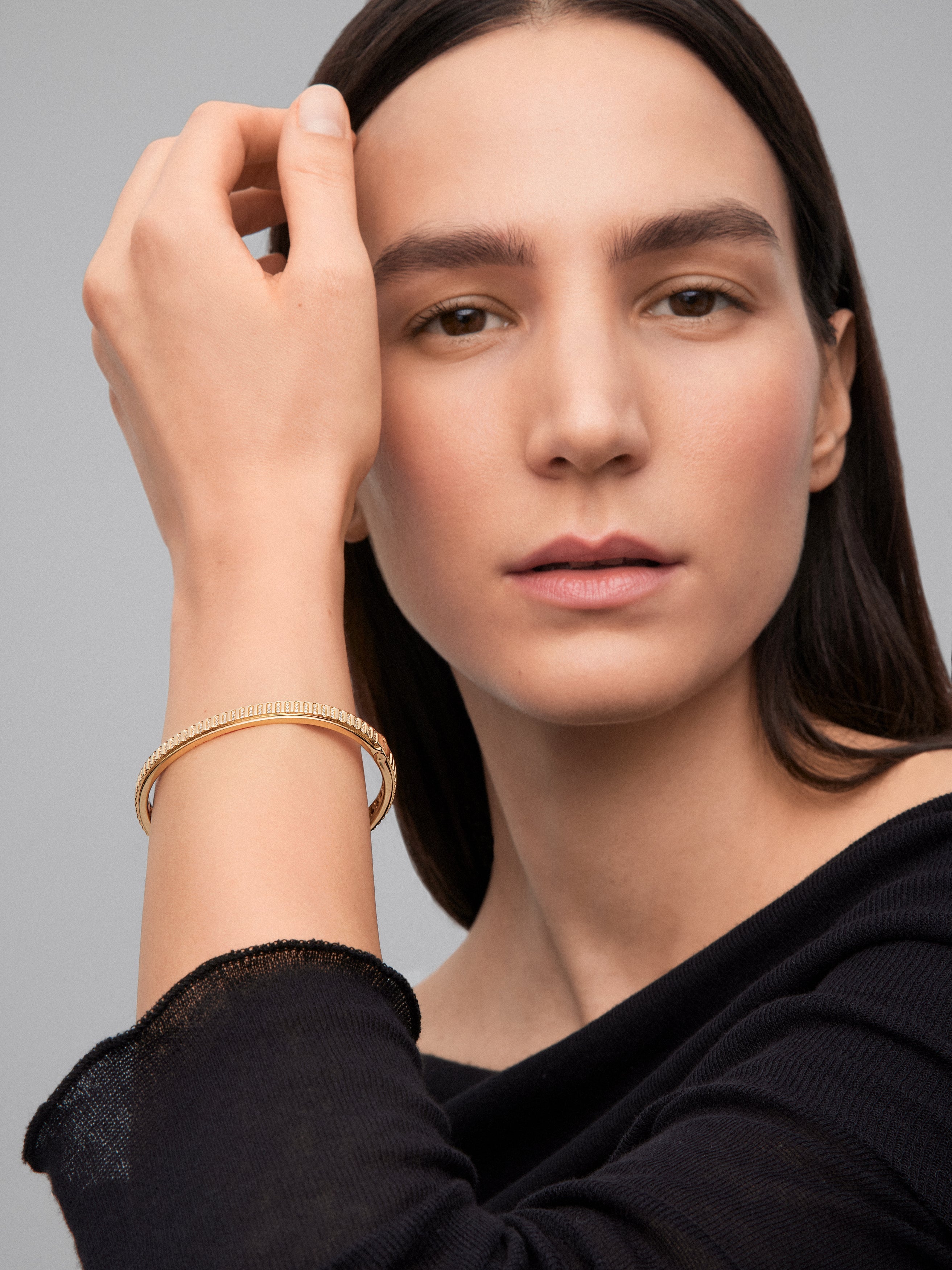 Pulsera rígida de oro amarillo de 18K con 123 diamantes en talla brillante con un total de 0,3 cts