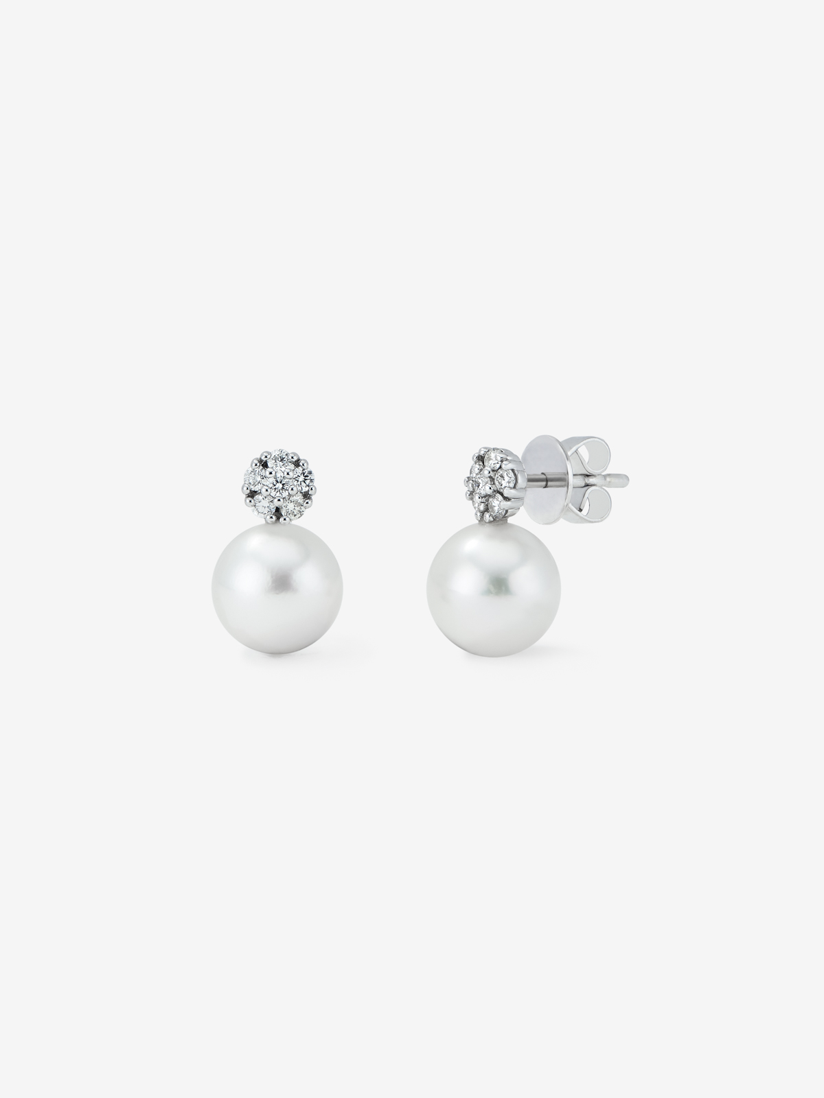 18k white gold earring with 9mm Australian pearl and diamond.