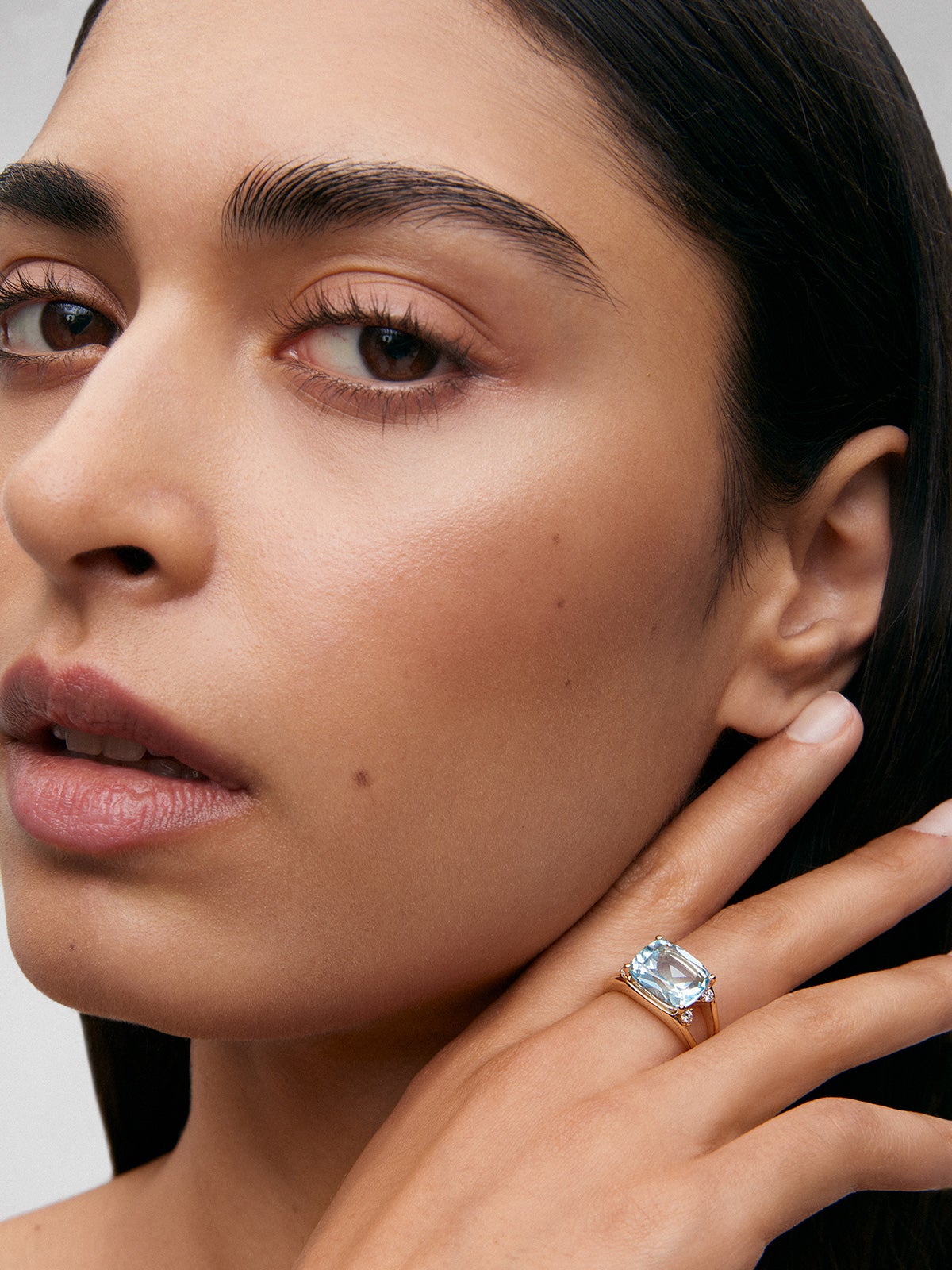 Anillo de oro amarillo de 18kt con diamantes y topacios Sky