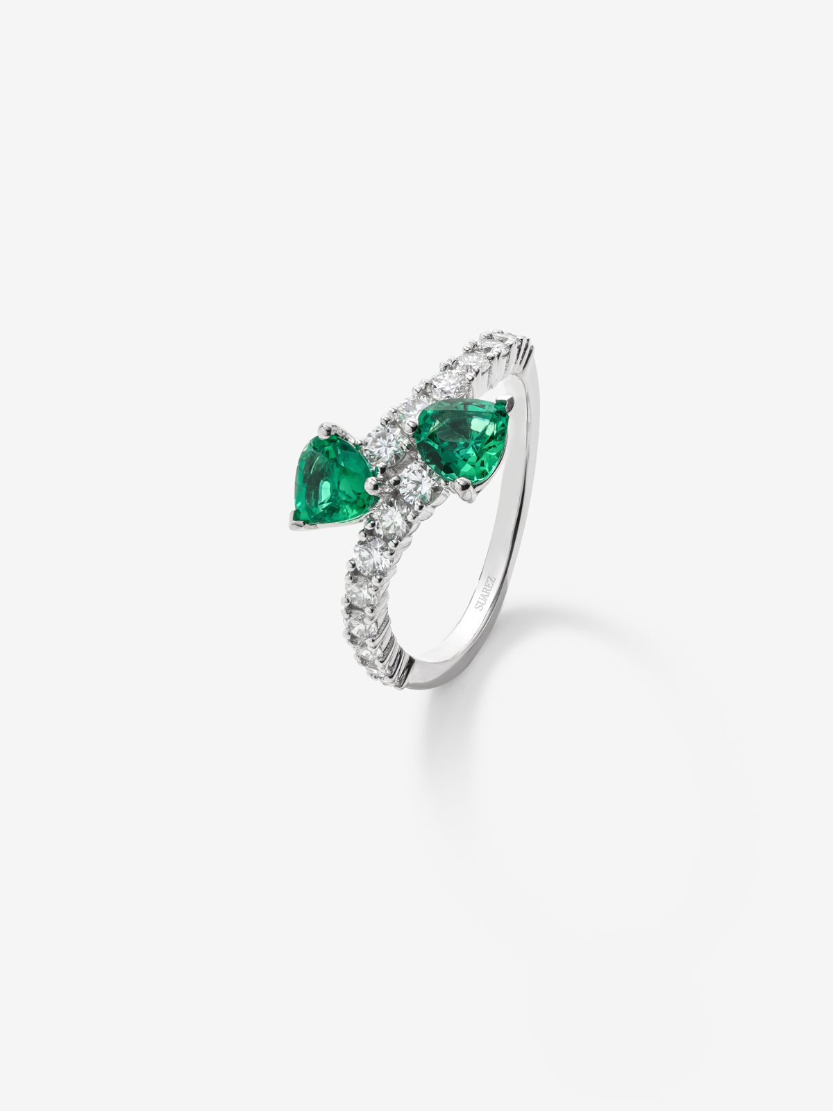 Anillo tú y yo de oro blanco de 18K con esmeraldas verdes en talla corazón de 0,98 cts y diamantes blancos en talla brillante de 0,6 cts