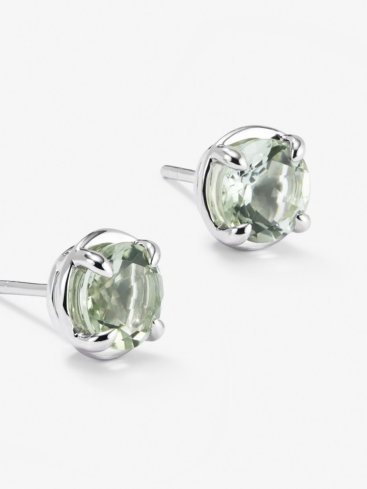 925 silver earrings with 2 brilliant-cut green amethysts with a total of 4.1 cts