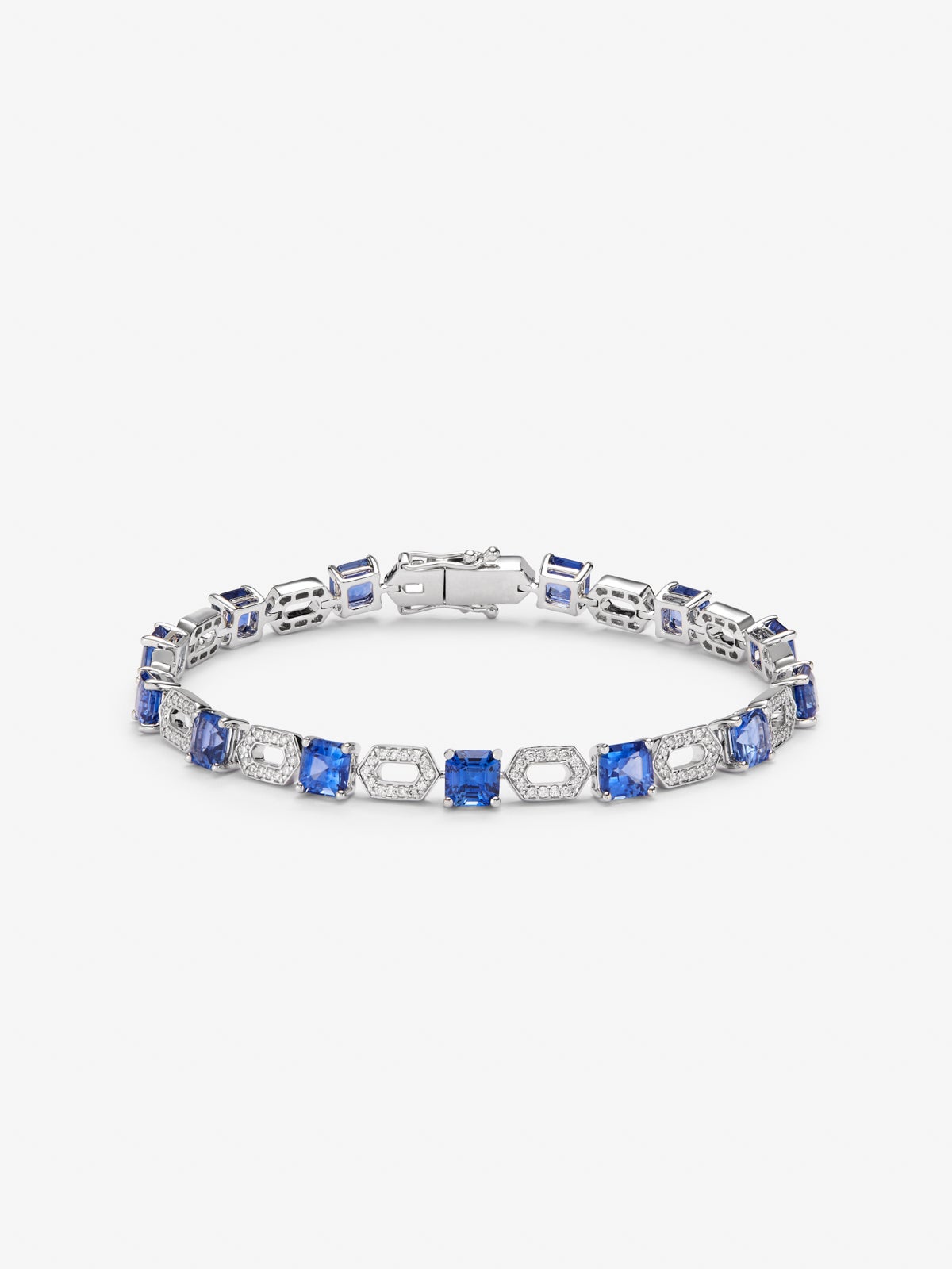 Pulsera de oro blanco de 18K con zafiros azules en talla octogonal de 9,37 cts y diamantes blancos en talla brillante de 0,69 cts
