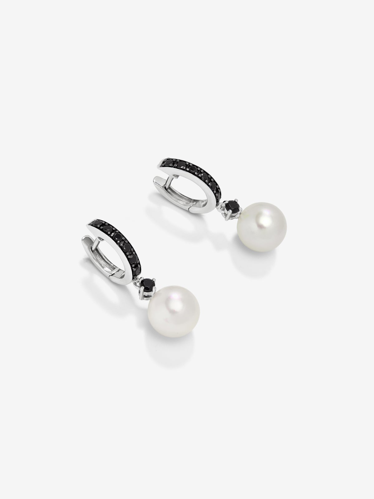 Pendiente de aro de plata 925 combinado con perla akoya de 8,5 mm y espinela