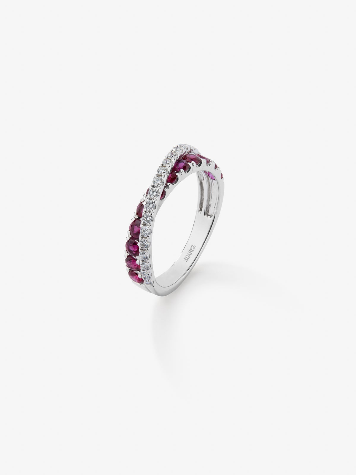 Anillo cruzado de oro blanco de 18K con rubi y diamante