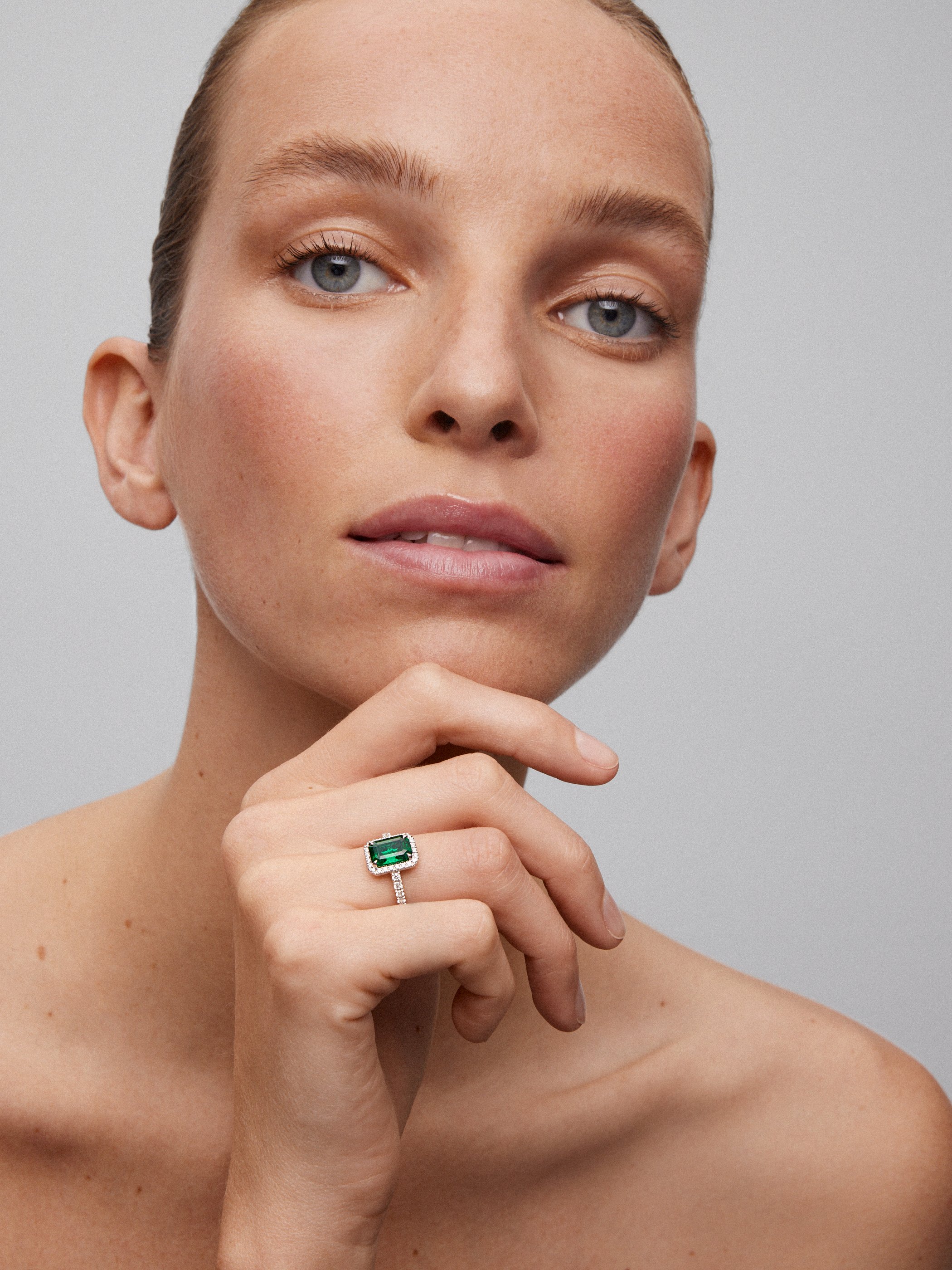 18K white gold ring with octagonal-cut green emerald of 2.2 cts and 38 brilliant-cut diamonds with a total of 0.43 cts
