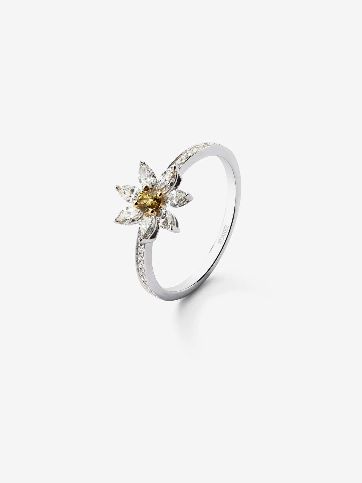 18K white gold ring with 0.16 ct brilliant-cut white and yellow diamonds and star shape
