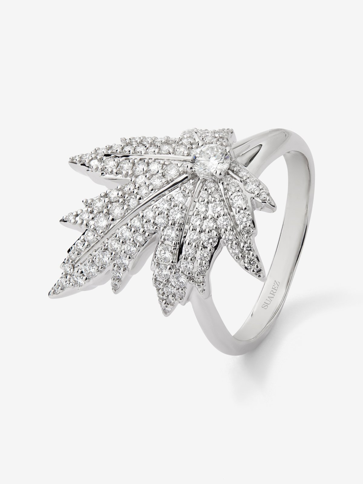 Anillo de oro blanco de 18K con diamante central en talla brillante de 0,16 cts, pavé de diamantes y forma de hoja de arce
