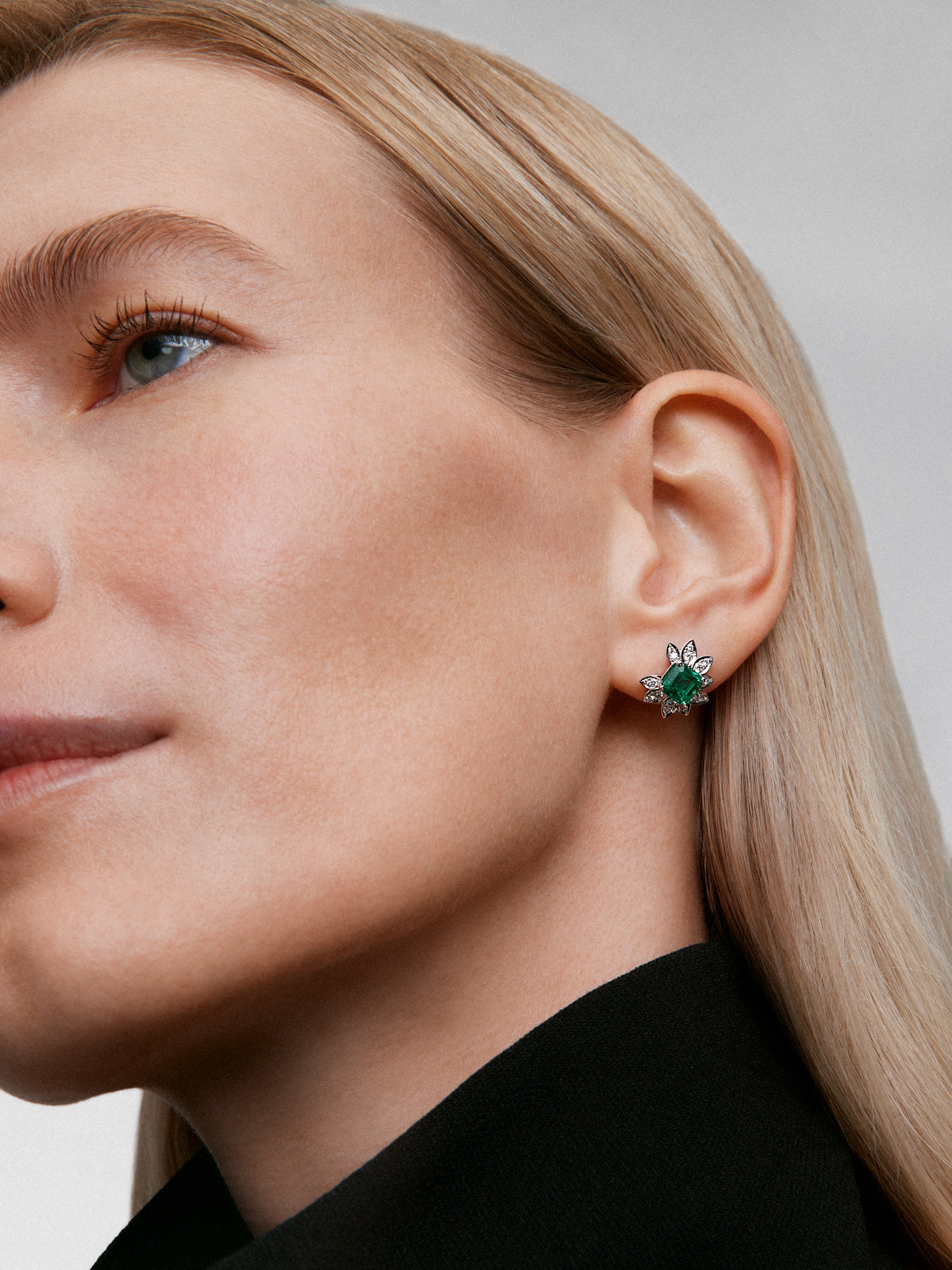 Pendientes de oro blanco de 18K con esmeraldas verdes en talla octogonal de 2,21 cts y diamantes blancos en talla brillante de 0,45 cts