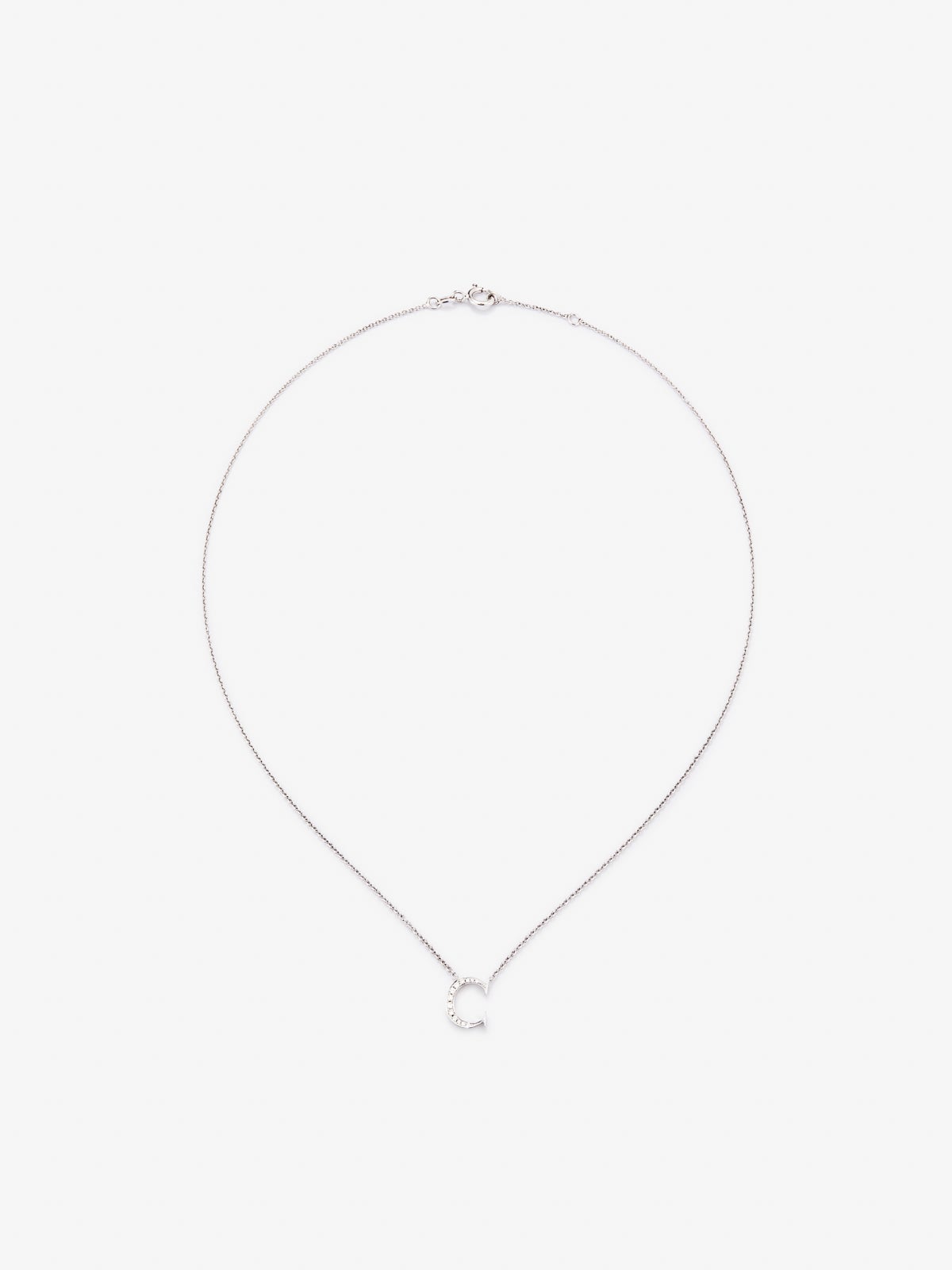 Colgante cadena con inicial de oro blanco de 18K y diamantes