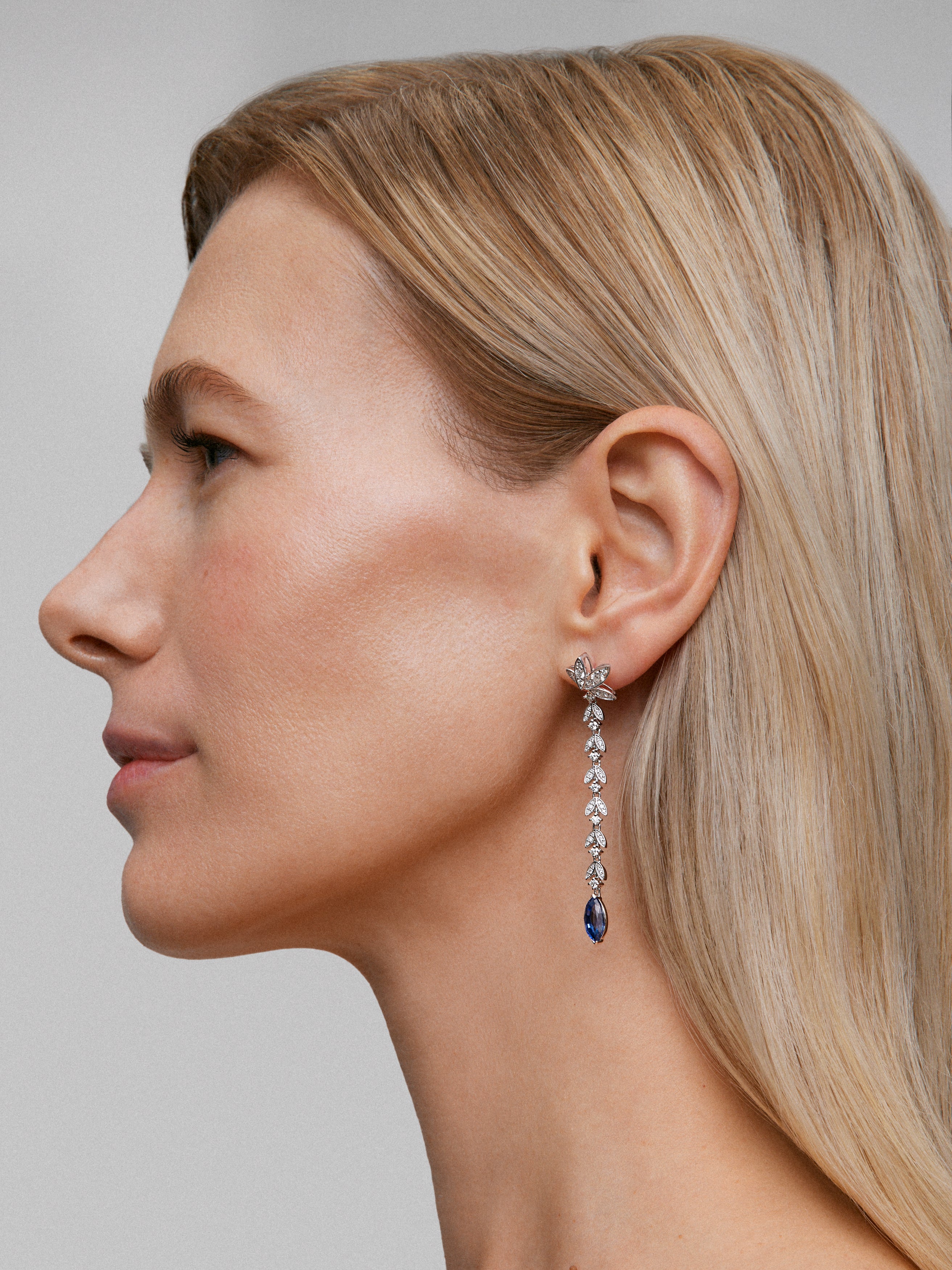 Pendientes de oro blanco de 18K con zafiros azules en talla marquise de 3,95 cts y diamantes blancos en talla brillante de 0,92 cts