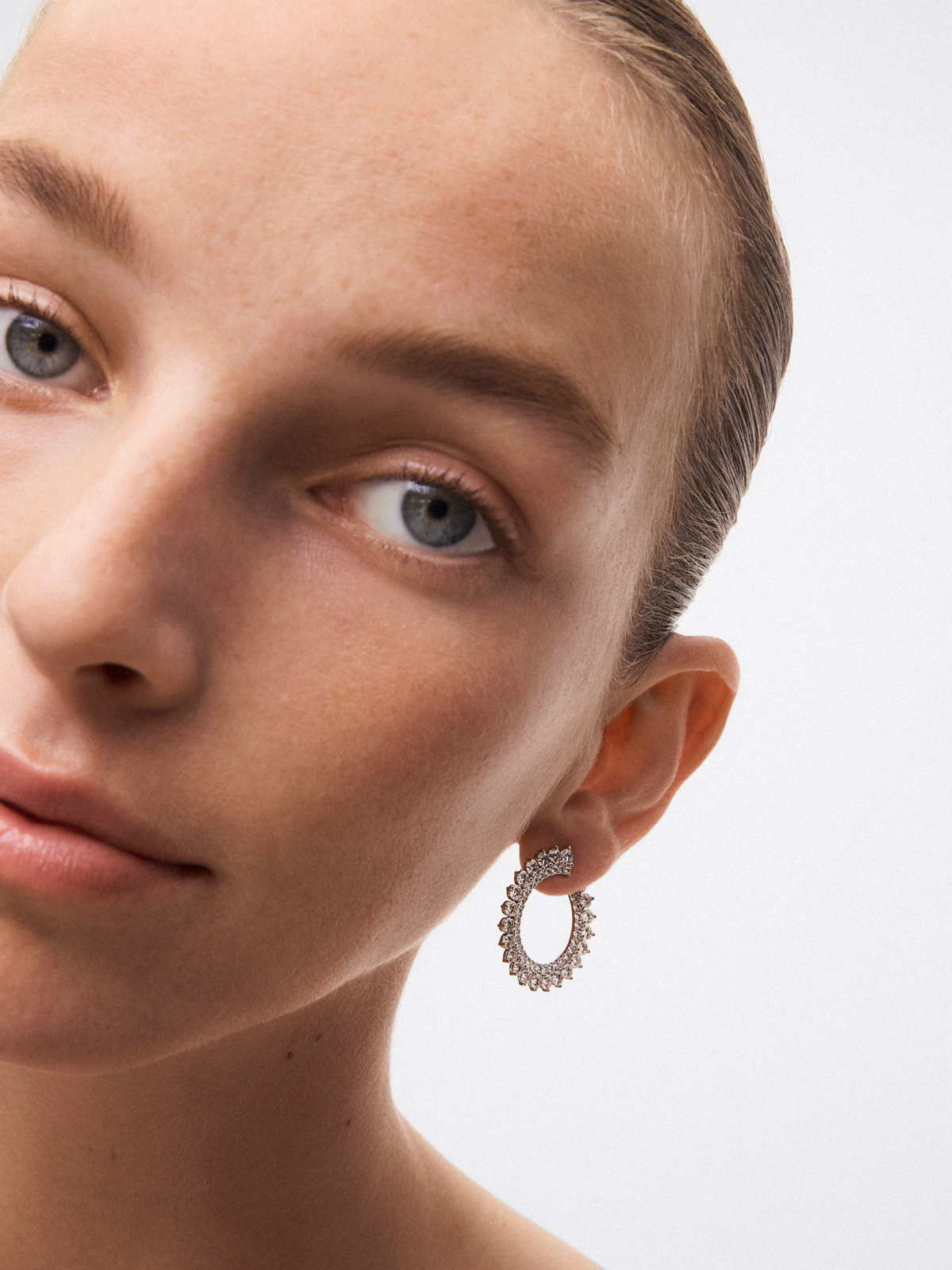 Pendientes de aro de oro blanco de 18K con diamantes blancos en talla brillante de 6,4 cts