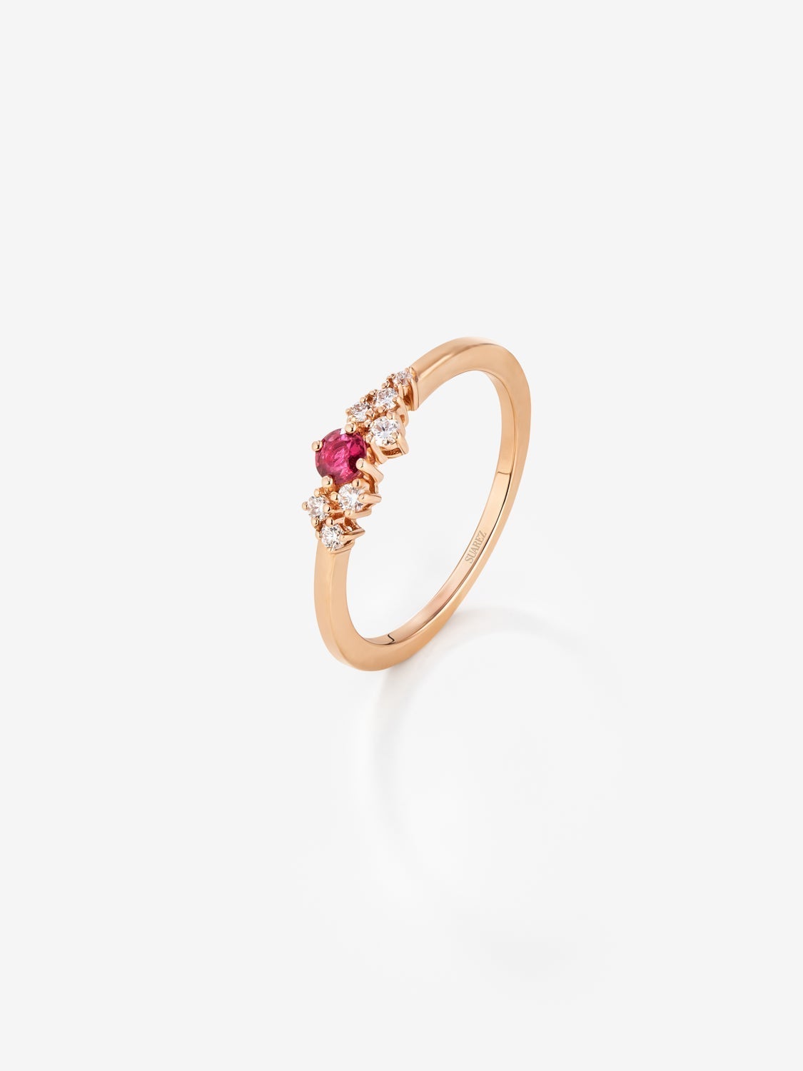 Anillo de oro rosa de 18K con rubí y diamantes