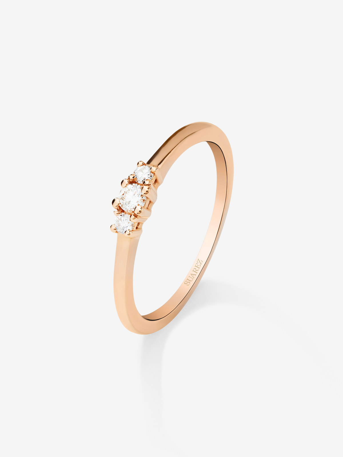Anillo tresillo de oro rosa de 18K con diamantes
