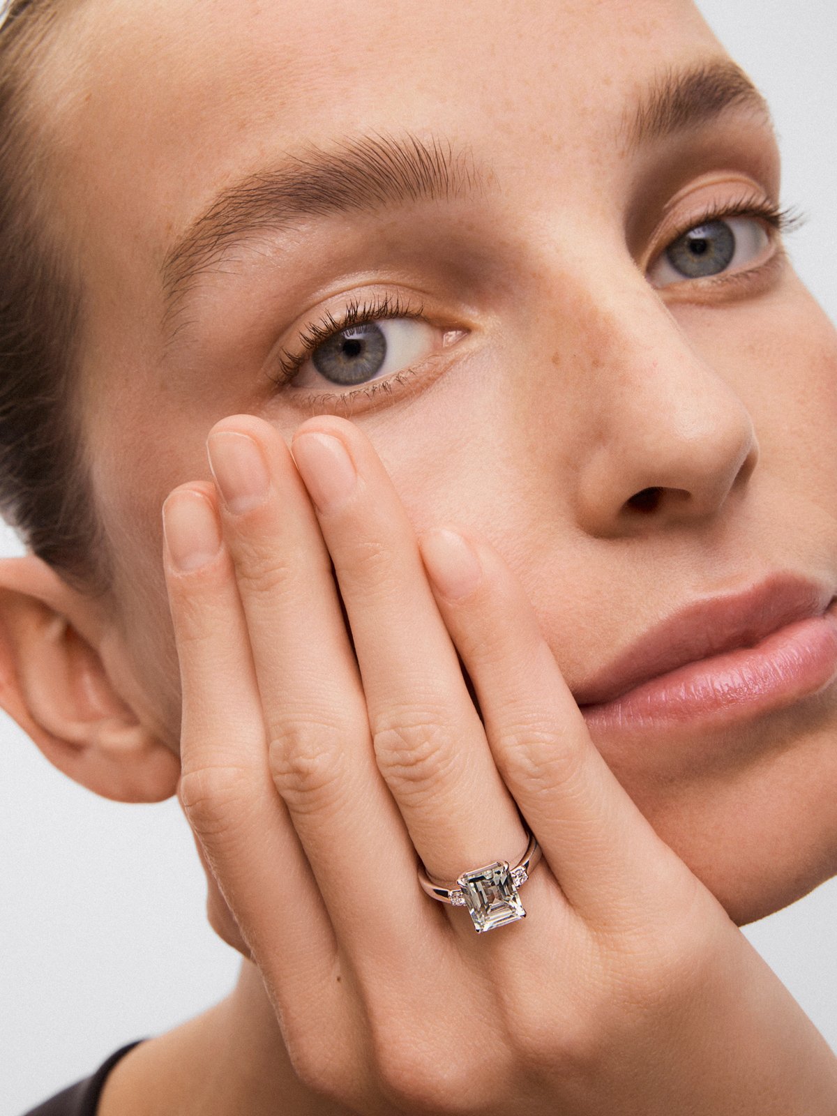 925 silver ring with green amethyst in emerald cut of 3.12 cts and 2 brilliant cut diamonds with a total of 0.09 cts
