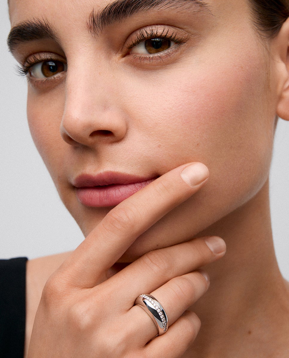 Anillo de oro blanco de 18K con pavé de diamantes en talla brillante
